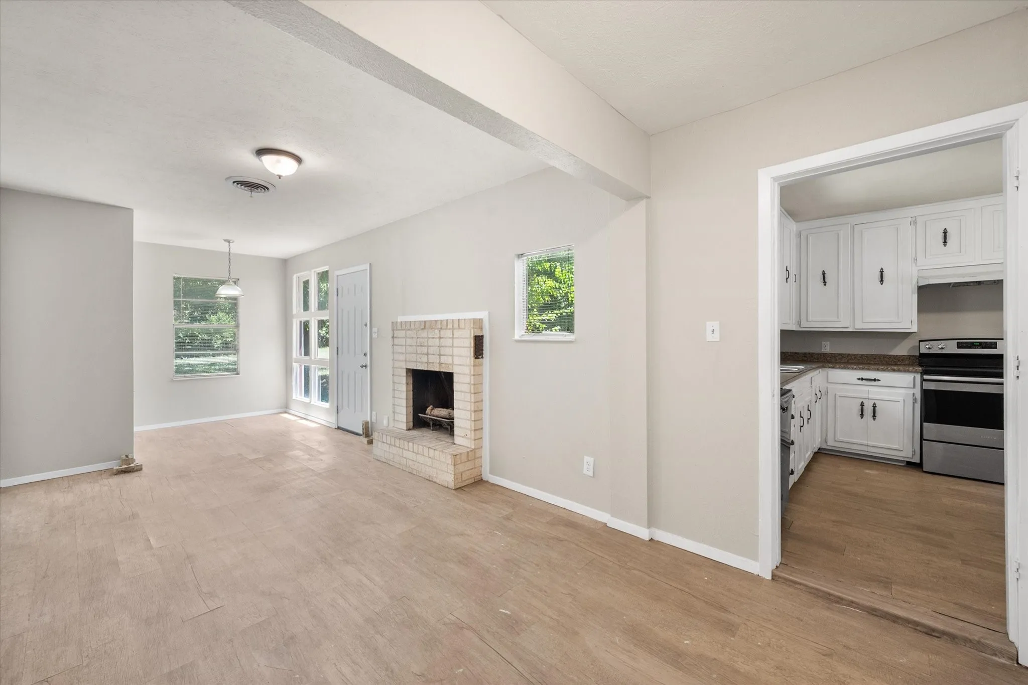 Single Family Residence For Rent in Tarrant County , 2716 Scruggs Park Drive, Richland Hills, Texas 76118, 4 Bedroom, 2 Bathroom, 2 Garage spaces, 2,142 Sqft, built in 1953, mls#21412162, Real Estate Agent in Richland Hills, Homes For Rent in Tarrant county, Homes For Rent in Richland Hills, Realtor in Richland Hills Texas, Real Estate Brokerage Independent Realty Texas, Luminita Cordes Realtor