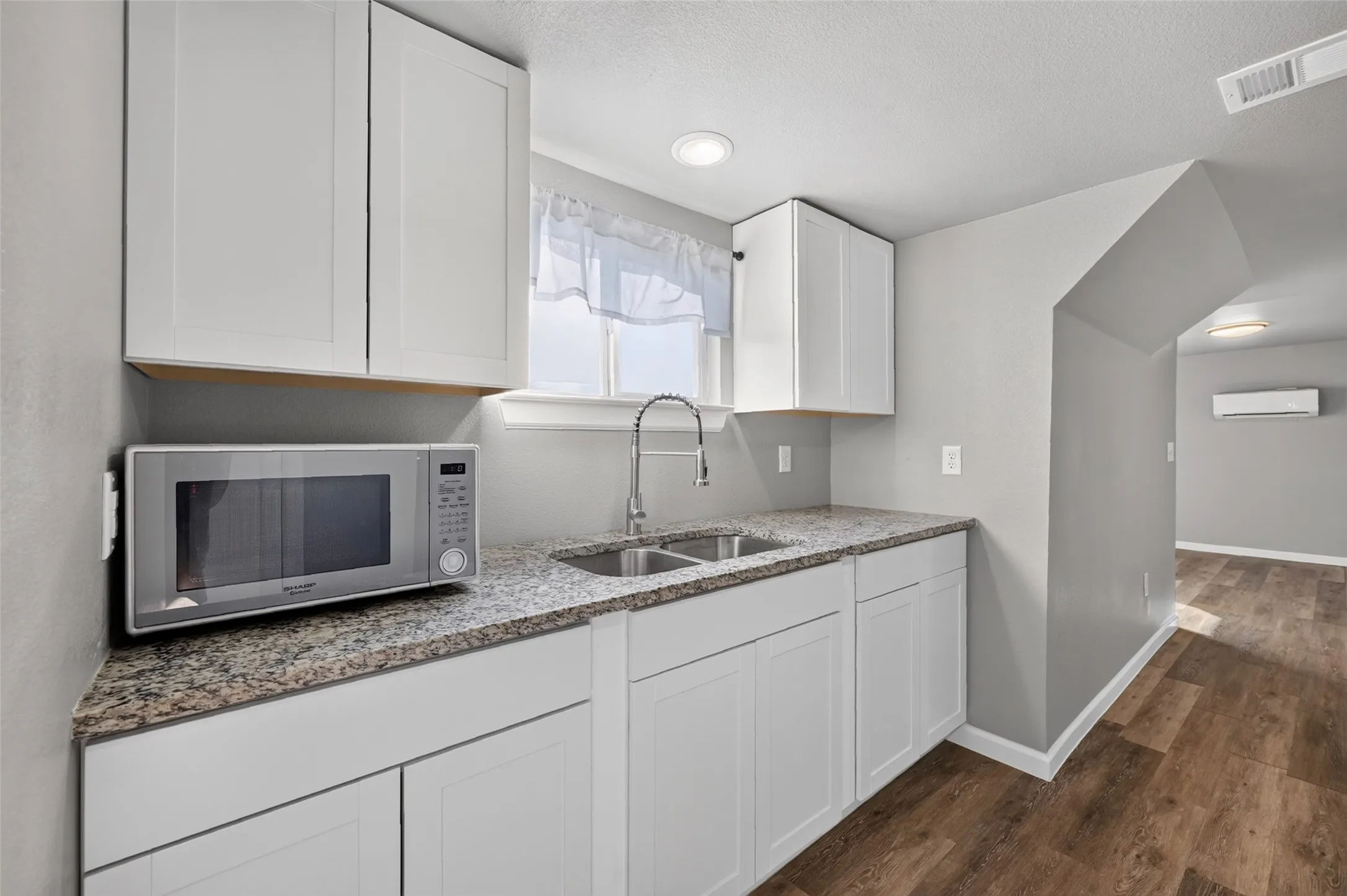 Single Family Residence For Sale in Grayson County , 711 W Munson Street, Denison, Texas 75020, 4 Bedroom, 3 Bathroom, Garage spaces, 1,774 Sqft, built in 1930, mls#21412182, Real Estate Agent in Denison, Homes For Sale in Grayson county, Homes For Sale in Denison, Realtor in Denison Texas, Real Estate Brokerage Independent Realty Texas, Luminita Cordes Realtor