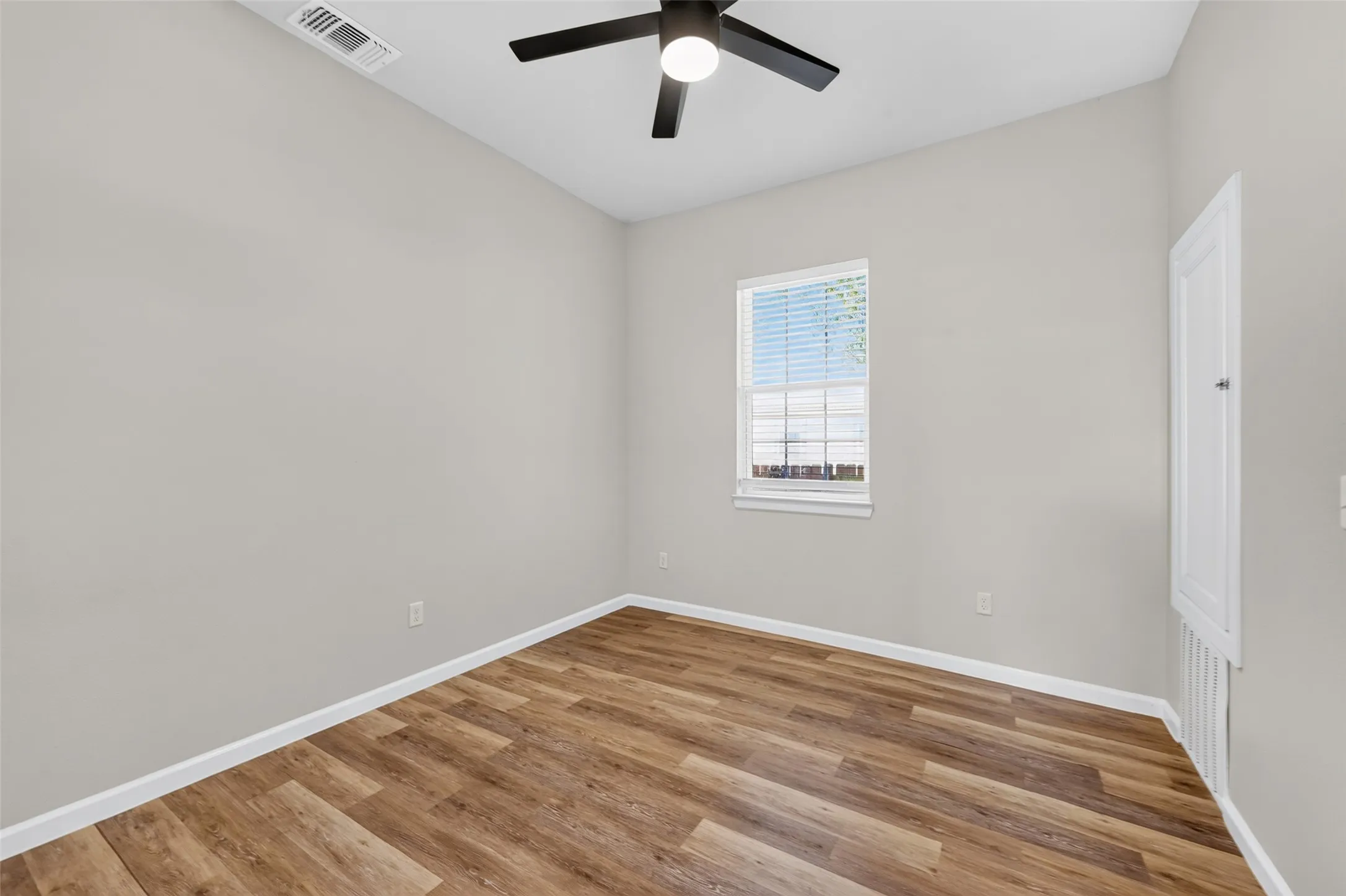 Single Family Residence For Sale in Grayson County , 711 W Munson Street, Denison, Texas 75020, 4 Bedroom, 3 Bathroom, Garage spaces, 1,774 Sqft, built in 1930, mls#21412182, Real Estate Agent in Denison, Homes For Sale in Grayson county, Homes For Sale in Denison, Realtor in Denison Texas, Real Estate Brokerage Independent Realty Texas, Luminita Cordes Realtor