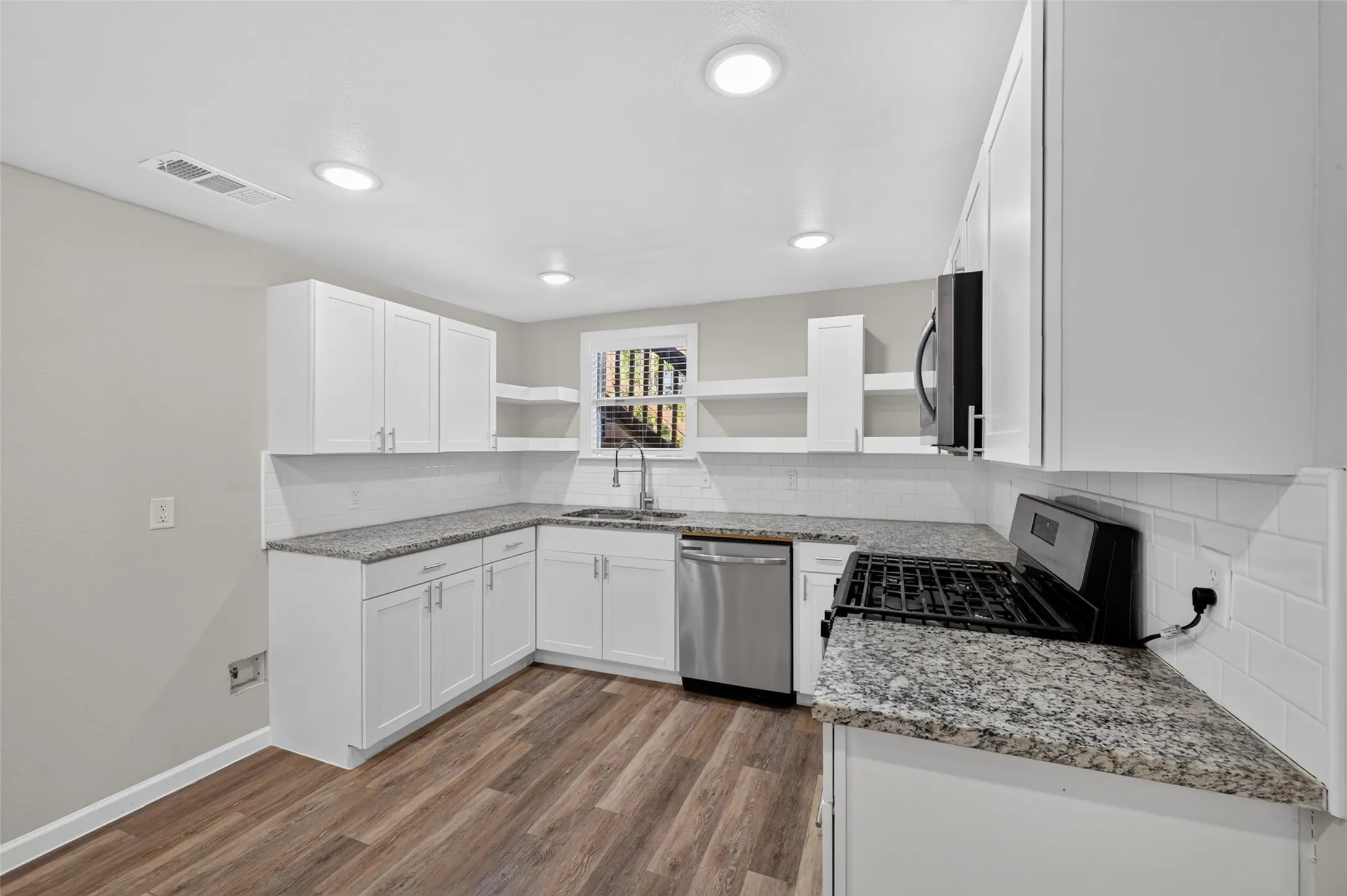 Single Family Residence For Sale in Grayson County , 711 W Munson Street, Denison, Texas 75020, 4 Bedroom, 3 Bathroom, Garage spaces, 1,774 Sqft, built in 1930, mls#21412182, Real Estate Agent in Denison, Homes For Sale in Grayson county, Homes For Sale in Denison, Realtor in Denison Texas, Real Estate Brokerage Independent Realty Texas, Luminita Cordes Realtor
