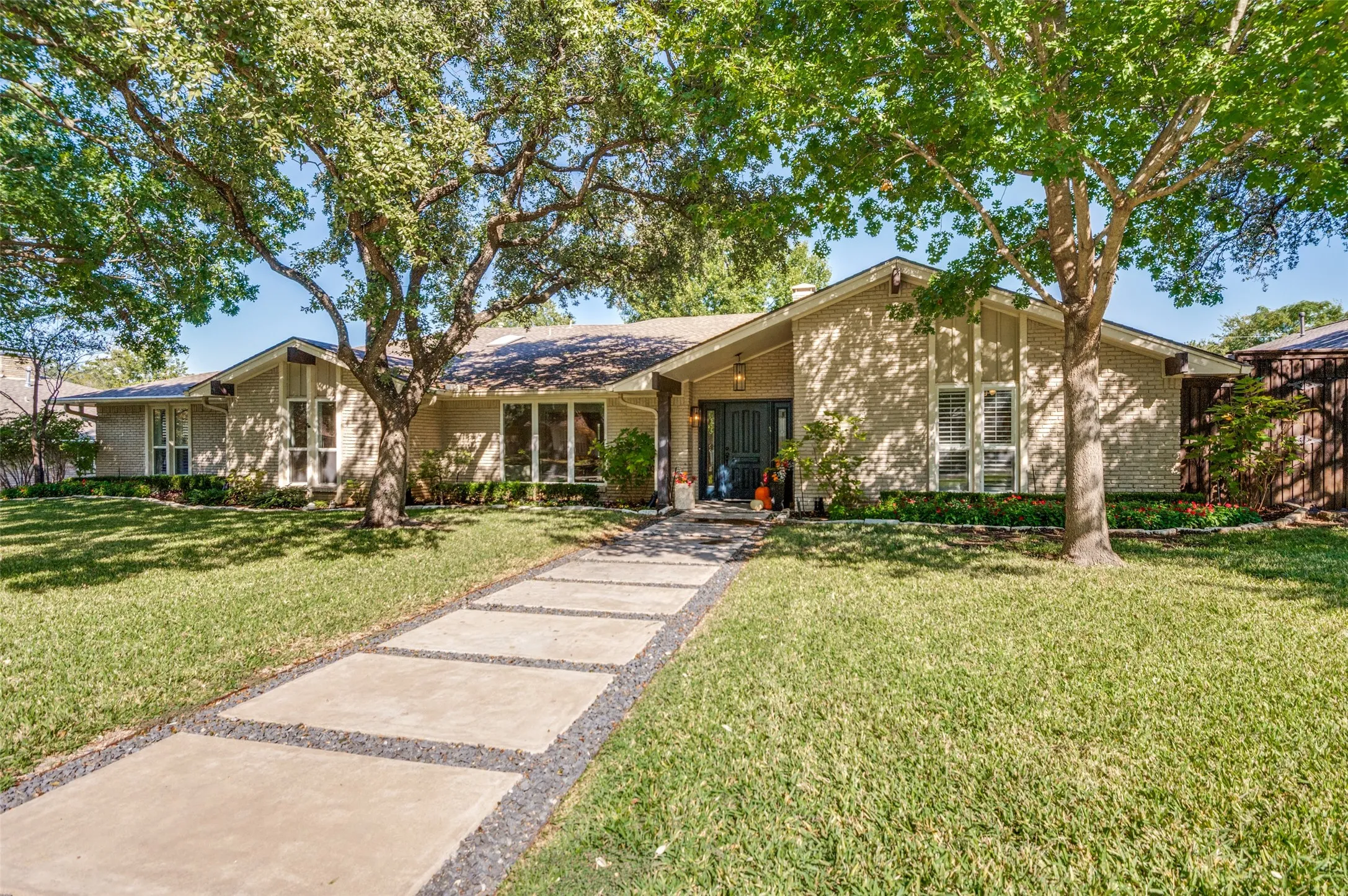 Single Family Residence For Sale in Dallas County , 3843 Regent Drive, Dallas, Texas 75229, 4 Bedroom, 4 Bathroom, 4 Garage spaces, 3,228 Sqft, built in 1971, mls#21410730, Real Estate Agent in Dallas, Homes For Sale in Dallas county, Homes For Sale in Dallas, Realtor in Dallas Texas, Real Estate Brokerage Independent Realty Texas, Luminita Cordes Realtor