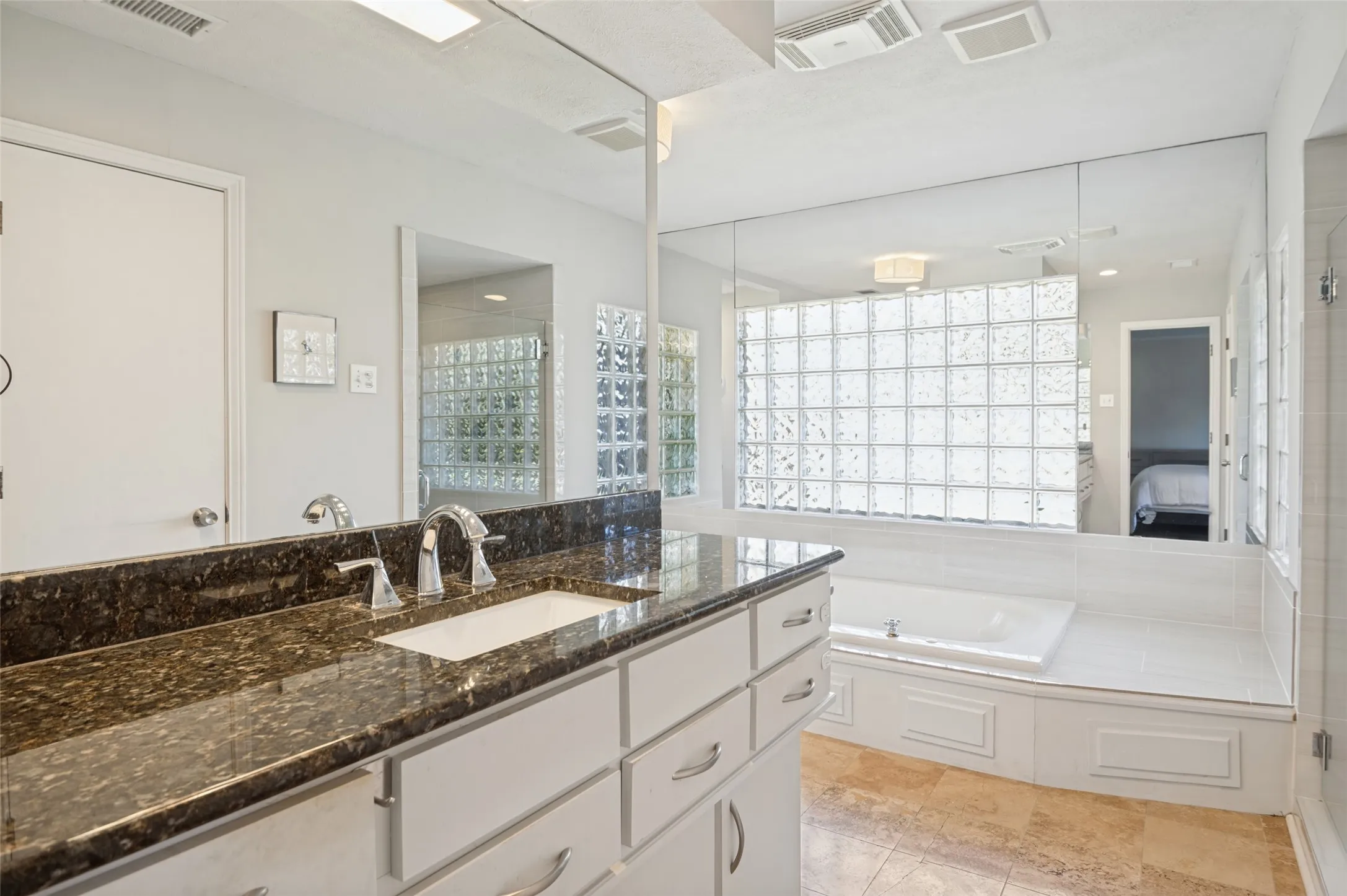 Single Family Residence For Sale in Dallas County , 3843 Regent Drive, Dallas, Texas 75229, 4 Bedroom, 4 Bathroom, 4 Garage spaces, 3,228 Sqft, built in 1971, mls#21410730, Real Estate Agent in Dallas, Homes For Sale in Dallas county, Homes For Sale in Dallas, Realtor in Dallas Texas, Real Estate Brokerage Independent Realty Texas, Luminita Cordes Realtor