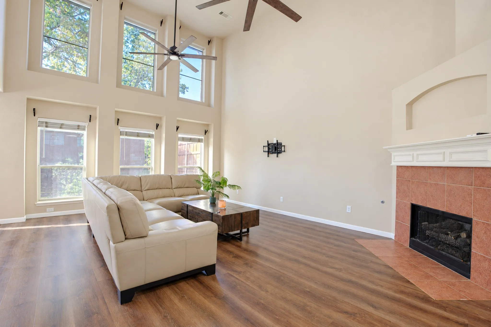 Single Family Residence For Sale in Rockwall County , 125 Lanshire Drive, Rockwall, Texas 75032, 5 Bedroom, 4 Bathroom, 2 Garage spaces, 3,522 Sqft, built in 2005, mls#21412157, Real Estate Agent in Rockwall, Homes For Sale in Rockwall county, Homes For Sale in Rockwall, Realtor in Rockwall Texas, Real Estate Brokerage Independent Realty Texas, Luminita Cordes Realtor