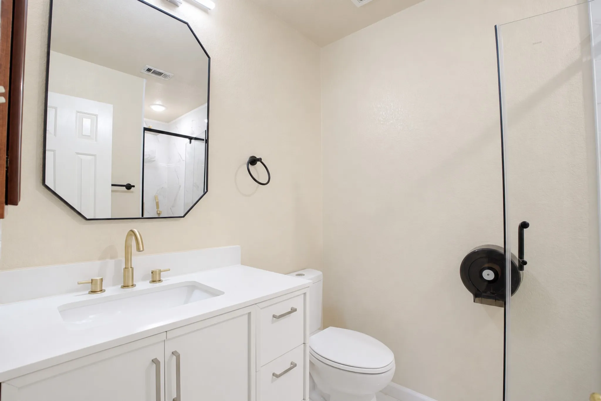 Single Family Residence For Sale in Rockwall County , 125 Lanshire Drive, Rockwall, Texas 75032, 5 Bedroom, 4 Bathroom, 2 Garage spaces, 3,522 Sqft, built in 2005, mls#21412157, Real Estate Agent in Rockwall, Homes For Sale in Rockwall county, Homes For Sale in Rockwall, Realtor in Rockwall Texas, Real Estate Brokerage Independent Realty Texas, Luminita Cordes Realtor