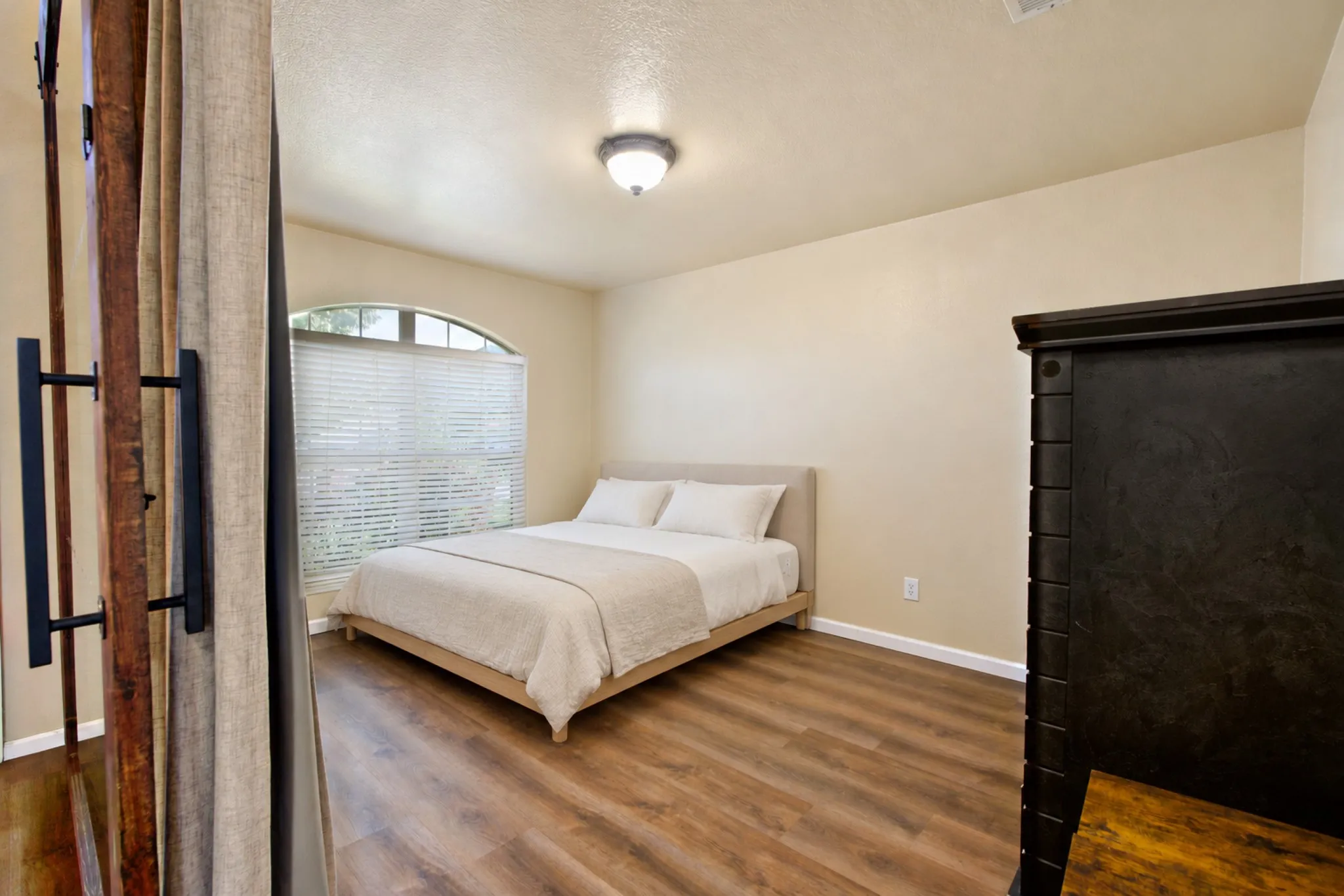 Single Family Residence For Sale in Rockwall County , 125 Lanshire Drive, Rockwall, Texas 75032, 5 Bedroom, 4 Bathroom, 2 Garage spaces, 3,522 Sqft, built in 2005, mls#21412157, Real Estate Agent in Rockwall, Homes For Sale in Rockwall county, Homes For Sale in Rockwall, Realtor in Rockwall Texas, Real Estate Brokerage Independent Realty Texas, Luminita Cordes Realtor