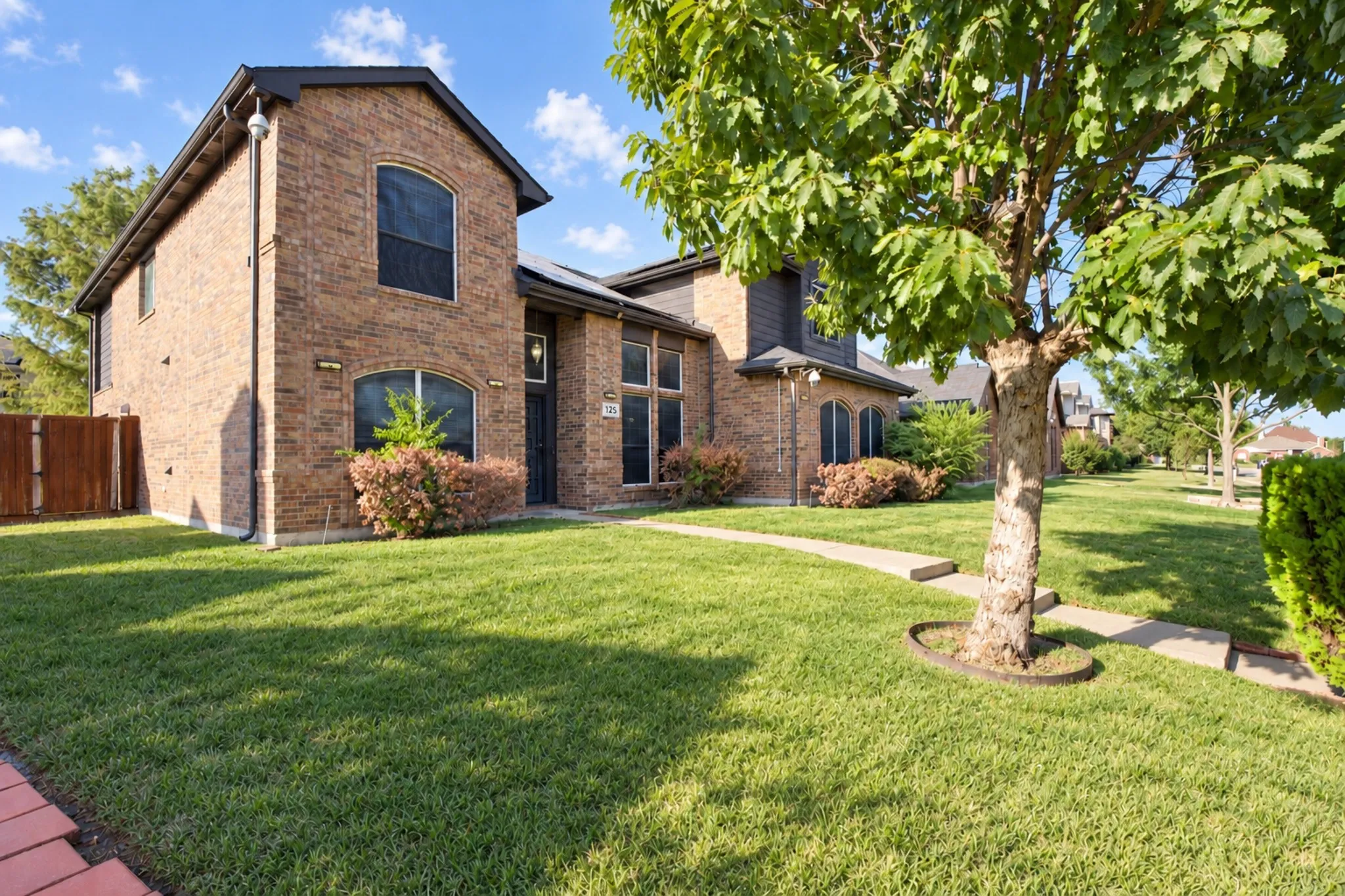 Single Family Residence For Sale in Rockwall County , 125 Lanshire Drive, Rockwall, Texas 75032, 5 Bedroom, 4 Bathroom, 2 Garage spaces, 3,522 Sqft, built in 2005, mls#21412157, Real Estate Agent in Rockwall, Homes For Sale in Rockwall county, Homes For Sale in Rockwall, Realtor in Rockwall Texas, Real Estate Brokerage Independent Realty Texas, Luminita Cordes Realtor