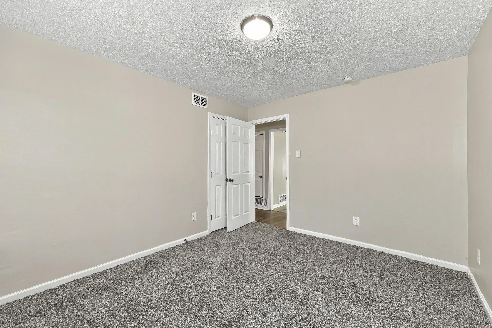 Single Family Residence For Sale in Dallas County , 2118 Bergstrom Drive, Dallas, Texas 75227, 3 Bedroom, 2 Bathroom, 1 Garage spaces, 1,135 Sqft, built in 1953, mls#21411860, Real Estate Agent in Dallas, Homes For Sale in Dallas county, Homes For Sale in Dallas, Realtor in Dallas Texas, Real Estate Brokerage Independent Realty Texas, Luminita Cordes Realtor