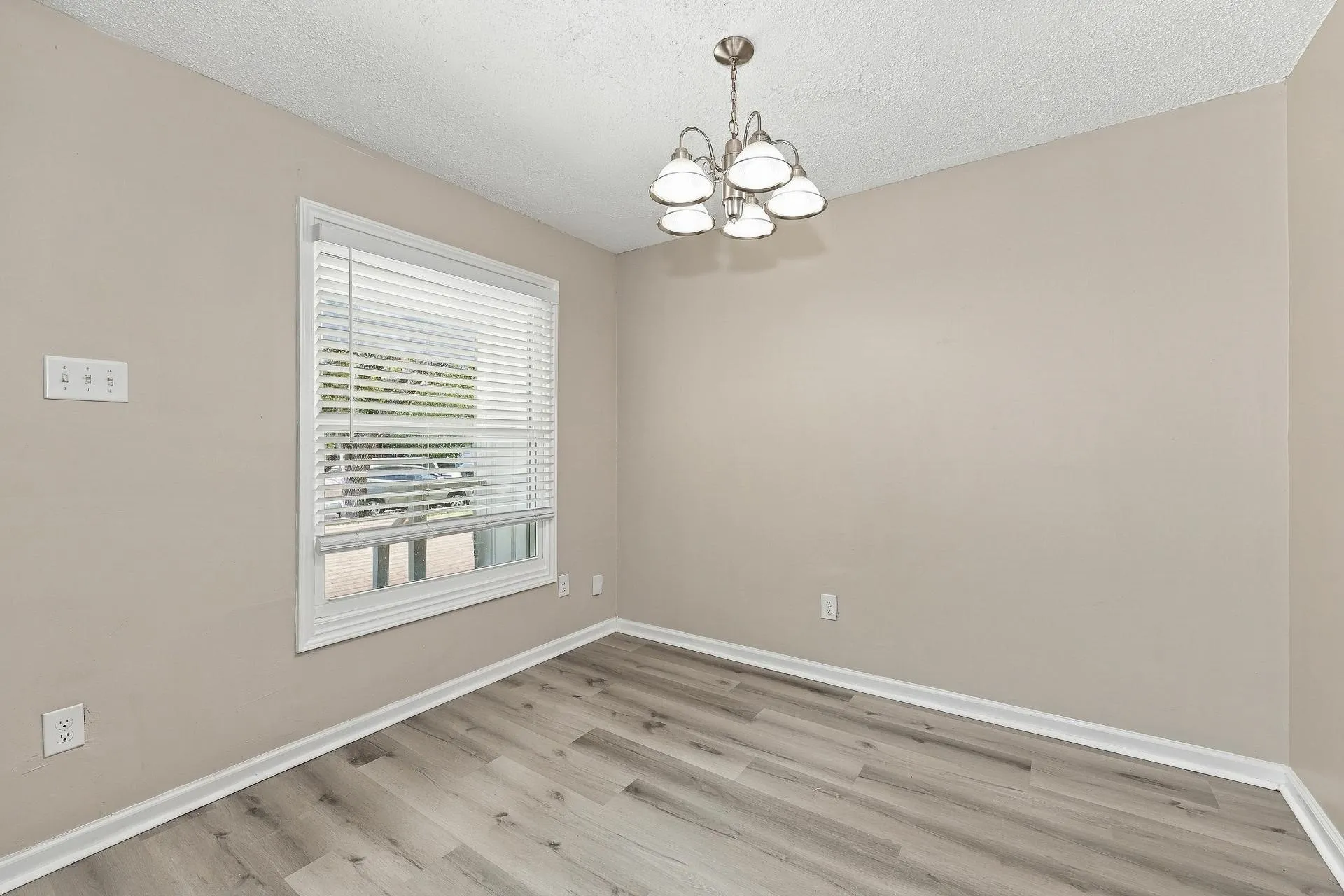 Single Family Residence For Sale in Dallas County , 2118 Bergstrom Drive, Dallas, Texas 75227, 3 Bedroom, 2 Bathroom, 1 Garage spaces, 1,135 Sqft, built in 1953, mls#21411860, Real Estate Agent in Dallas, Homes For Sale in Dallas county, Homes For Sale in Dallas, Realtor in Dallas Texas, Real Estate Brokerage Independent Realty Texas, Luminita Cordes Realtor