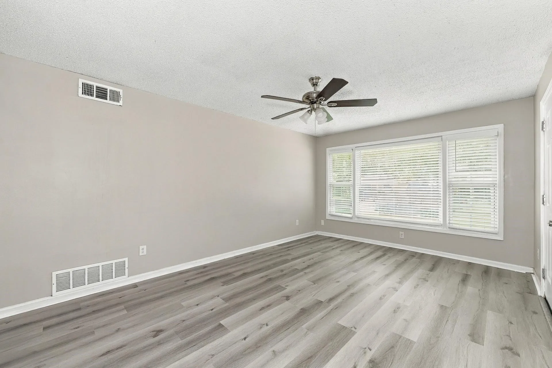 Single Family Residence For Sale in Dallas County , 2118 Bergstrom Drive, Dallas, Texas 75227, 3 Bedroom, 2 Bathroom, 1 Garage spaces, 1,135 Sqft, built in 1953, mls#21411860, Real Estate Agent in Dallas, Homes For Sale in Dallas county, Homes For Sale in Dallas, Realtor in Dallas Texas, Real Estate Brokerage Independent Realty Texas, Luminita Cordes Realtor