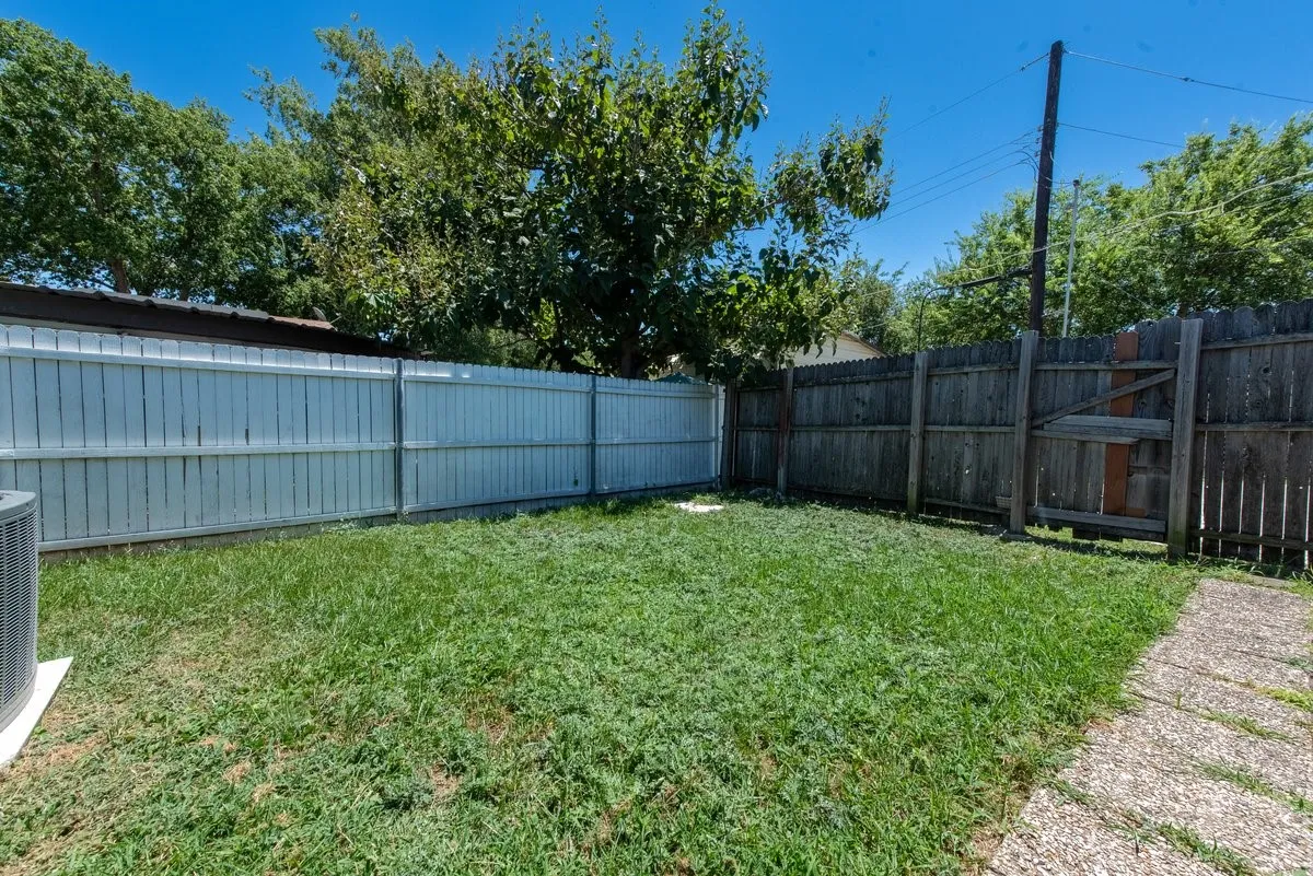 Single Family Residence For Rent in Dallas County , 4430 Windsor Drive, Garland, Texas 75042, 3 Bedroom, 2 Bathroom, 2 Garage spaces, 1,220 Sqft, built in 1966, mls#21412165, Real Estate Agent in Garland, Homes For Rent in Dallas county, Homes For Rent in Garland, Realtor in Garland Texas, Real Estate Brokerage Independent Realty Texas, Luminita Cordes Realtor