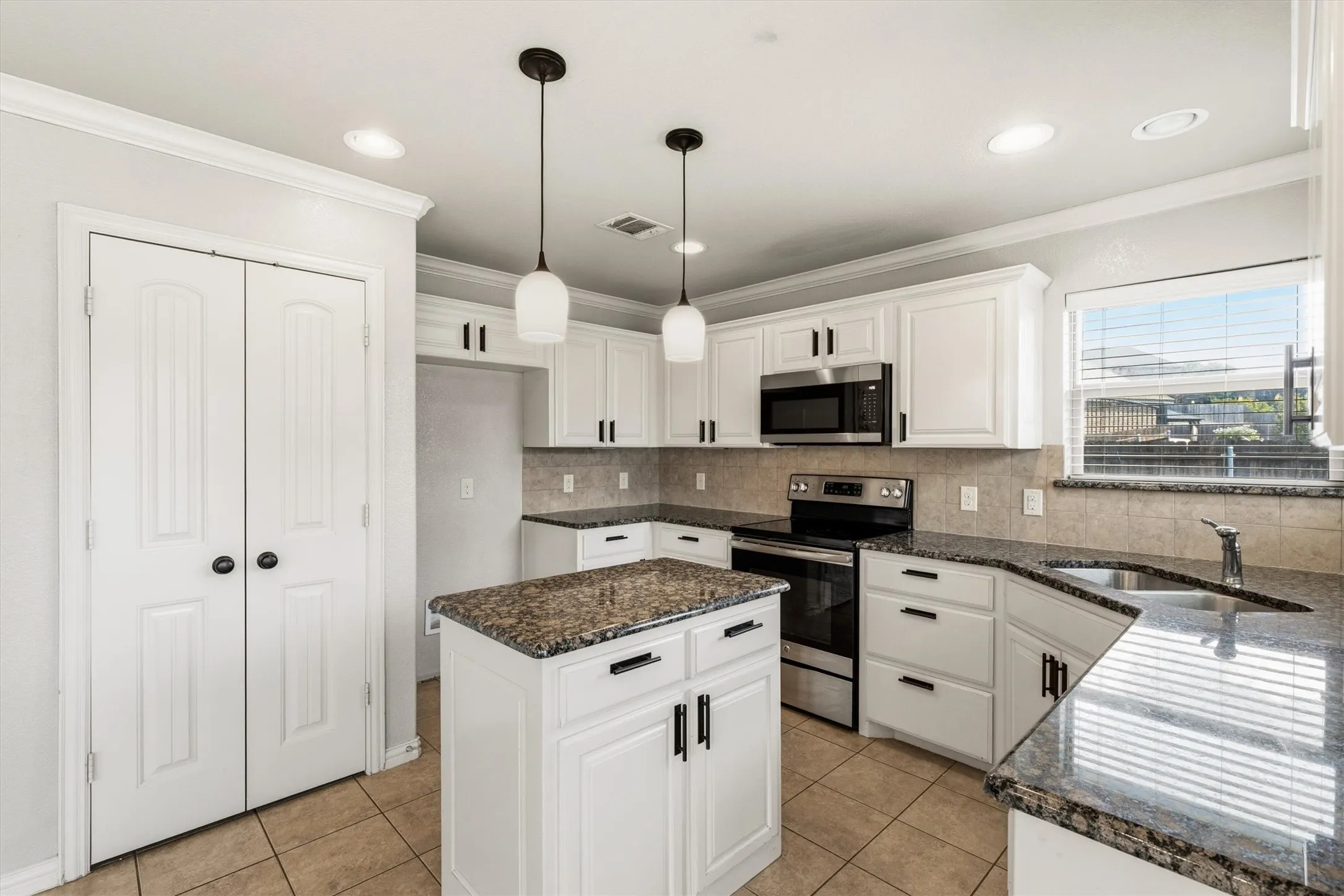 Single Family Residence For Sale in Parker County , 2122 Valley Drive, Weatherford, Texas 76087, 4 Bedroom, 2 Bathroom, 2 Garage spaces, 1,848 Sqft, built in 2016, mls#21409999, Real Estate Agent in Weatherford, Homes For Sale in Parker county, Homes For Sale in Weatherford, Realtor in Weatherford Texas, Real Estate Brokerage Independent Realty Texas, Luminita Cordes Realtor