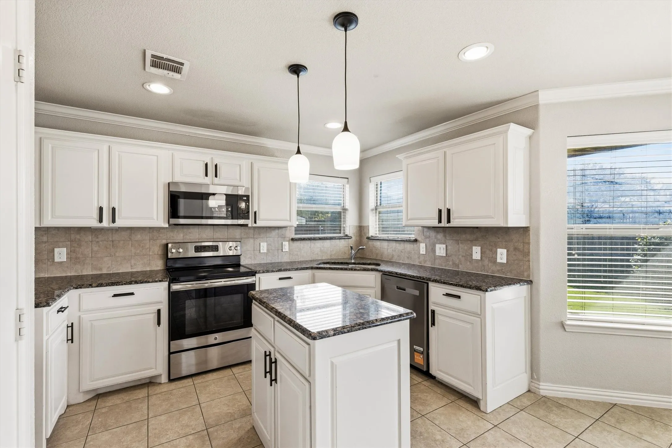 Single Family Residence For Sale in Parker County , 2122 Valley Drive, Weatherford, Texas 76087, 4 Bedroom, 2 Bathroom, 2 Garage spaces, 1,848 Sqft, built in 2016, mls#21409999, Real Estate Agent in Weatherford, Homes For Sale in Parker county, Homes For Sale in Weatherford, Realtor in Weatherford Texas, Real Estate Brokerage Independent Realty Texas, Luminita Cordes Realtor