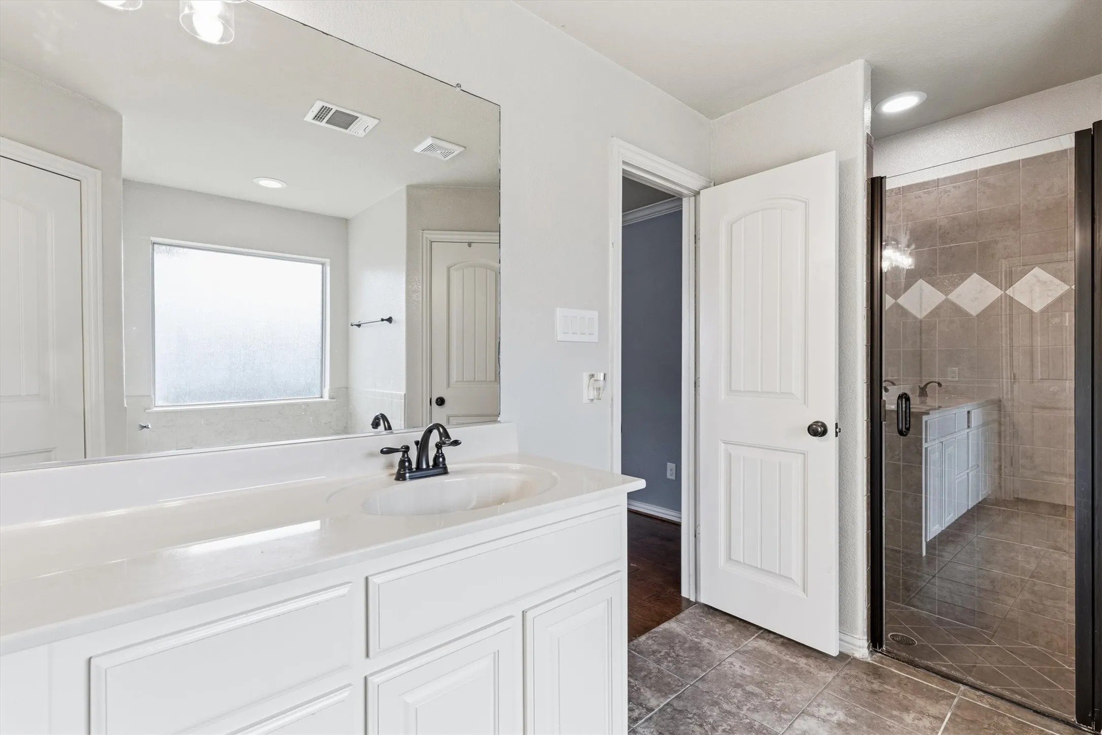 Single Family Residence For Sale in Parker County , 2122 Valley Drive, Weatherford, Texas 76087, 4 Bedroom, 2 Bathroom, 2 Garage spaces, 1,848 Sqft, built in 2016, mls#21409999, Real Estate Agent in Weatherford, Homes For Sale in Parker county, Homes For Sale in Weatherford, Realtor in Weatherford Texas, Real Estate Brokerage Independent Realty Texas, Luminita Cordes Realtor