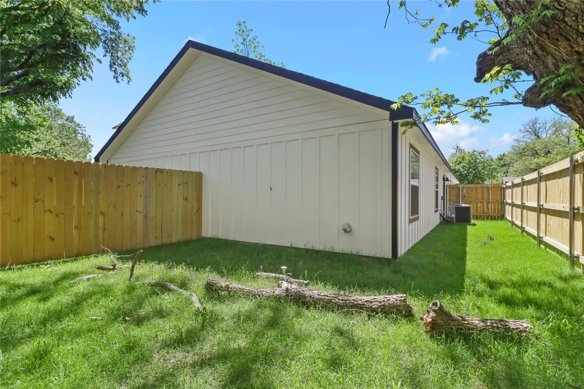 Duplex For Rent in Fannin County , 406 W 6th Street 2, Bonham, Texas 75418, 3 Bedroom, 2 Bathroom, Garage spaces, 1,198 Sqft, built in 2024, mls#21412197, Real Estate Agent in Bonham, Homes For Rent in Fannin county, Homes For Rent in Bonham, Realtor in Bonham Texas, Real Estate Brokerage Independent Realty Texas, Luminita Cordes Realtor