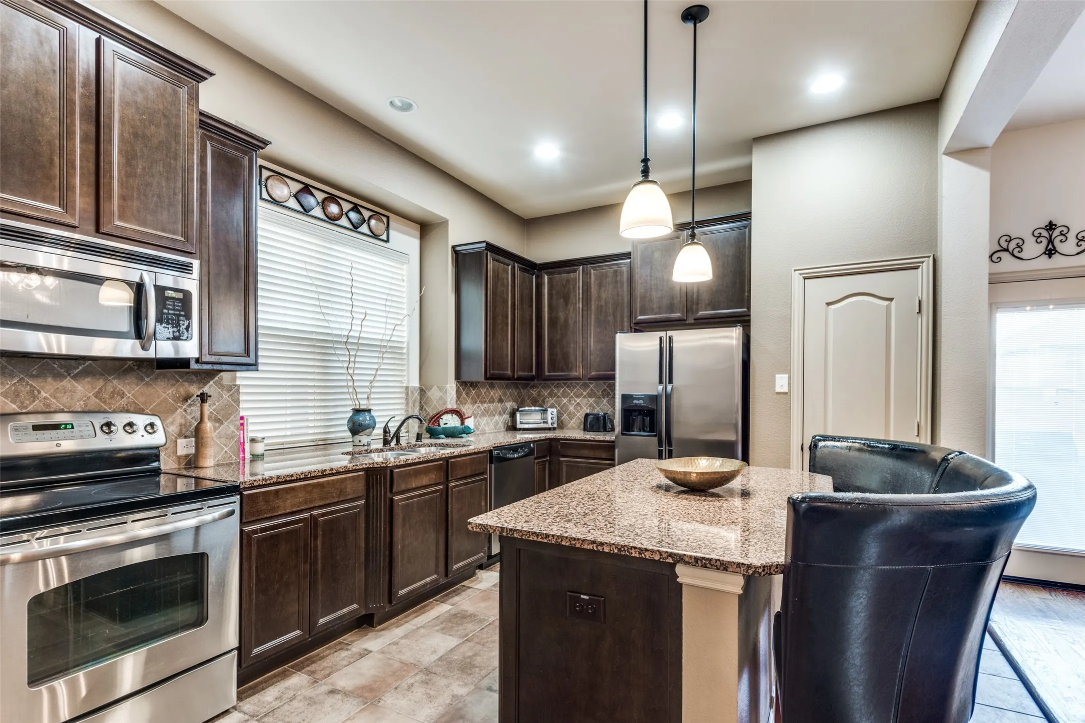 Townhouse For Rent in Dallas County , 3833 Marcillia Circle, Irving, Texas 75038, 3 Bedroom, 3 Bathroom, 2 Garage spaces, 1,800 Sqft, built in 2009, mls#21412188, Real Estate Agent in Irving, Homes For Rent in Dallas county, Homes For Rent in Irving, Realtor in Irving Texas, Real Estate Brokerage Independent Realty Texas, Luminita Cordes Realtor