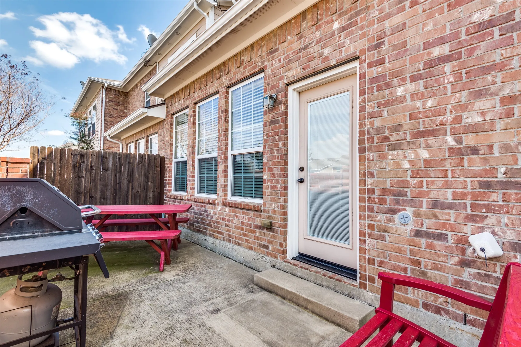 Townhouse For Rent in Dallas County , 3833 Marcillia Circle, Irving, Texas 75038, 3 Bedroom, 3 Bathroom, 2 Garage spaces, 1,800 Sqft, built in 2009, mls#21412188, Real Estate Agent in Irving, Homes For Rent in Dallas county, Homes For Rent in Irving, Realtor in Irving Texas, Real Estate Brokerage Independent Realty Texas, Luminita Cordes Realtor