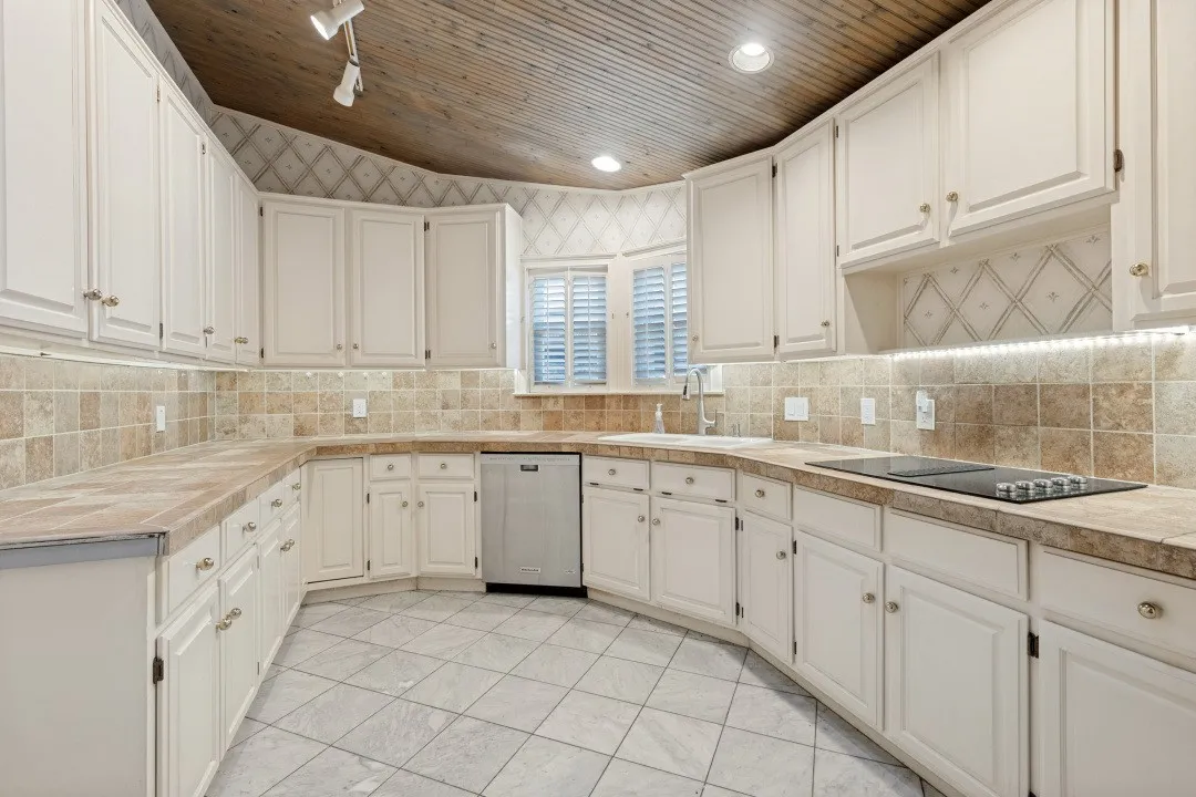 Single Family Residence For Sale in Tarrant County , 5821 Ridgerock Court, Fort Worth, Texas 76132, 2 Bedroom, 2 Bathroom, 2 Garage spaces, 1,768 Sqft, built in 1984, mls#21410928, Real Estate Agent in Fort Worth, Homes For Sale in Tarrant county, Homes For Sale in Fort Worth, Realtor in Fort Worth Texas, Real Estate Brokerage Independent Realty Texas, Luminita Cordes Realtor