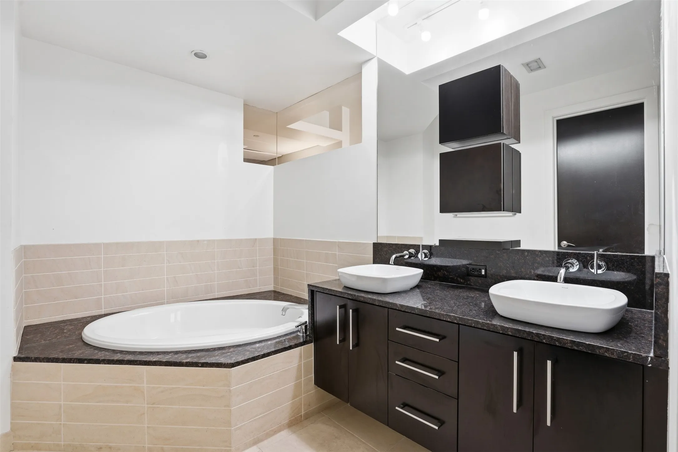 Condominium For Rent in Tarrant County , 2600 W 7th Street 1727, Fort Worth, Texas 76107, 2 Bedroom, 2 Bathroom, 2 Garage spaces, 1,263 Sqft, built in 1928, mls#21412222, Real Estate Agent in Fort Worth, Homes For Rent in Tarrant county, Homes For Rent in Fort Worth, Realtor in Fort Worth Texas, Real Estate Brokerage Independent Realty Texas, Luminita Cordes Realtor