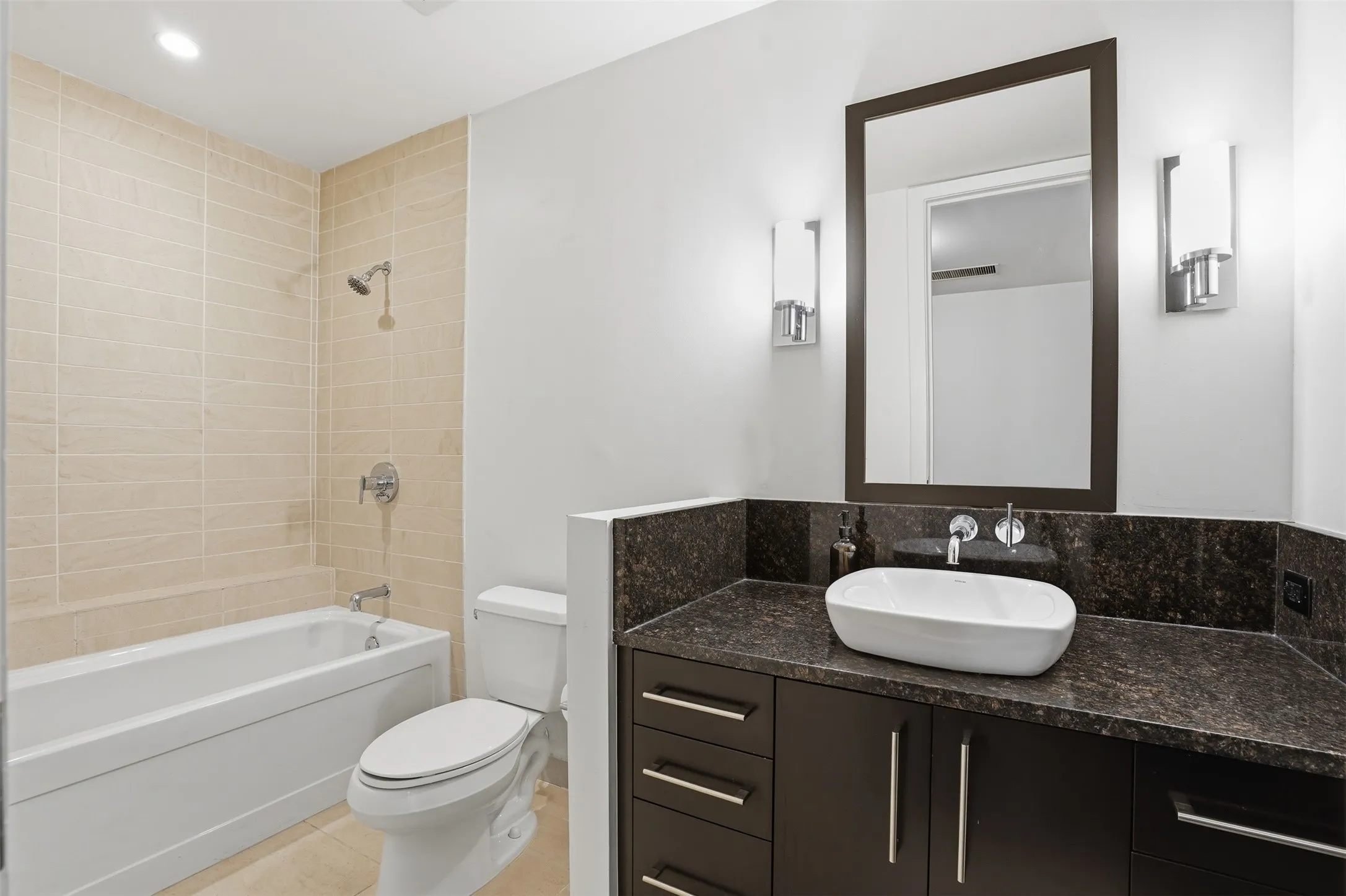 Condominium For Sale in Tarrant County , 2600 W 7th Street 1727, Fort Worth, Texas 76107, 2 Bedroom, 2 Bathroom, 2 Garage spaces, 1,263 Sqft, built in 1928, mls#21412227, Real Estate Agent in Fort Worth, Homes For Sale in Tarrant county, Homes For Sale in Fort Worth, Realtor in Fort Worth Texas, Real Estate Brokerage Independent Realty Texas, Luminita Cordes Realtor