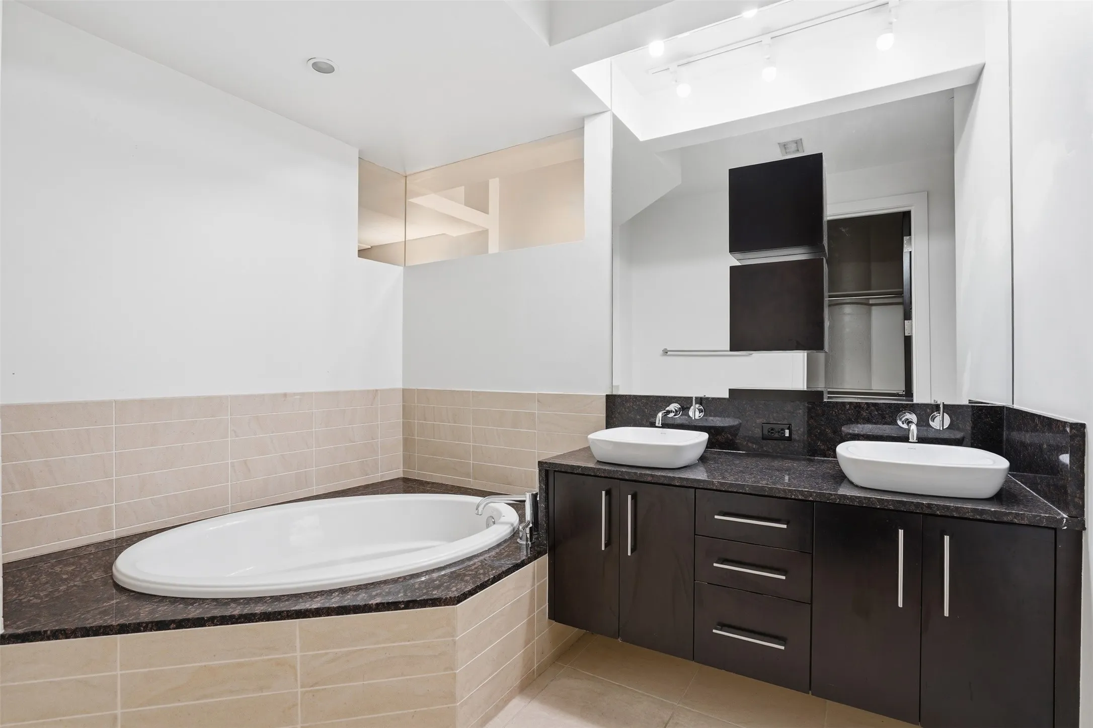 Condominium For Sale in Tarrant County , 2600 W 7th Street 1727, Fort Worth, Texas 76107, 2 Bedroom, 2 Bathroom, 2 Garage spaces, 1,263 Sqft, built in 1928, mls#21412227, Real Estate Agent in Fort Worth, Homes For Sale in Tarrant county, Homes For Sale in Fort Worth, Realtor in Fort Worth Texas, Real Estate Brokerage Independent Realty Texas, Luminita Cordes Realtor