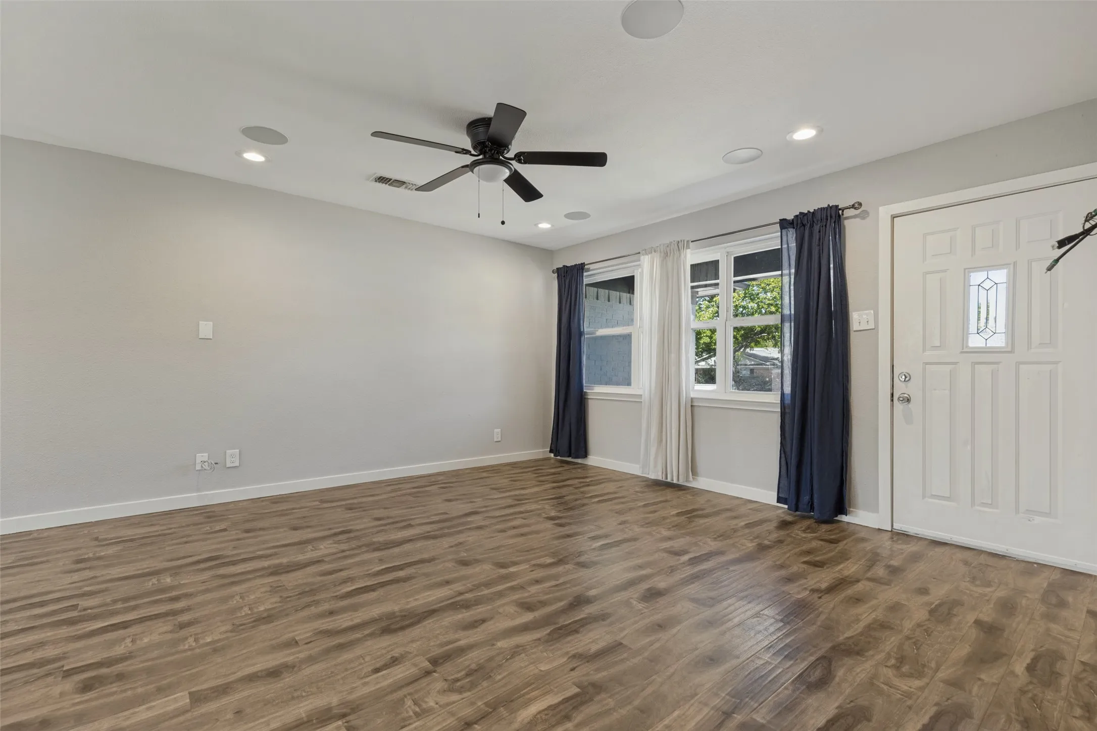Single Family Residence For Sale in Dallas County , 8926 Clearwater Drive, Dallas, Texas 75243, 3 Bedroom, 2 Bathroom, 1 Garage spaces, 1,135 Sqft, built in 1958, mls#21407177, Real Estate Agent in Dallas, Homes For Sale in Dallas county, Homes For Sale in Dallas, Realtor in Dallas Texas, Real Estate Brokerage Independent Realty Texas, Luminita Cordes Realtor