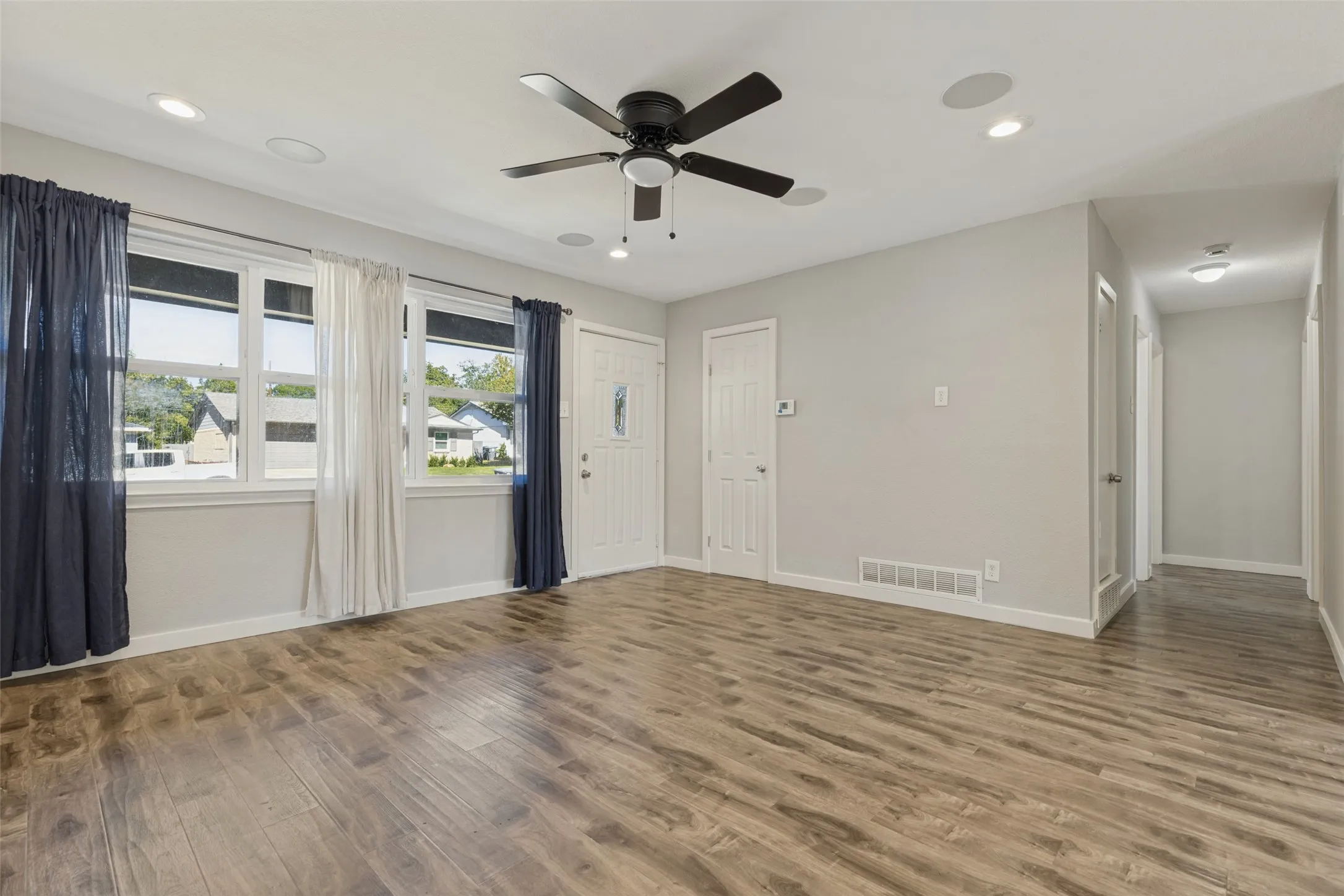 Single Family Residence For Sale in Dallas County , 8926 Clearwater Drive, Dallas, Texas 75243, 3 Bedroom, 2 Bathroom, 1 Garage spaces, 1,135 Sqft, built in 1958, mls#21407177, Real Estate Agent in Dallas, Homes For Sale in Dallas county, Homes For Sale in Dallas, Realtor in Dallas Texas, Real Estate Brokerage Independent Realty Texas, Luminita Cordes Realtor