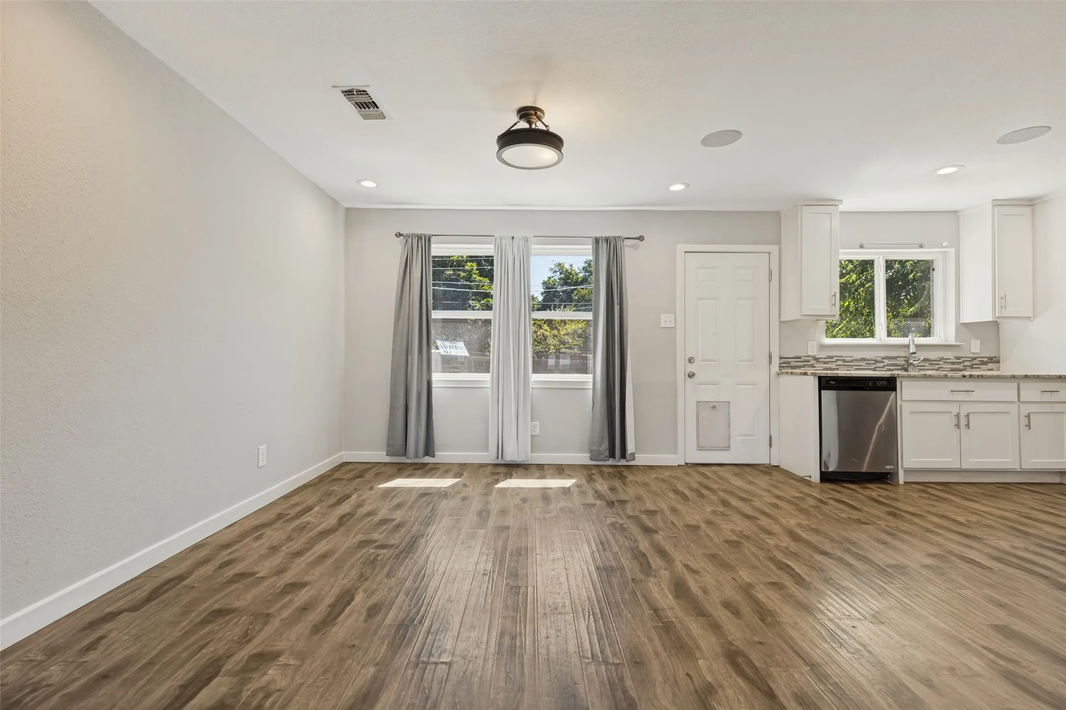 Single Family Residence For Sale in Dallas County , 8926 Clearwater Drive, Dallas, Texas 75243, 3 Bedroom, 2 Bathroom, 1 Garage spaces, 1,135 Sqft, built in 1958, mls#21407177, Real Estate Agent in Dallas, Homes For Sale in Dallas county, Homes For Sale in Dallas, Realtor in Dallas Texas, Real Estate Brokerage Independent Realty Texas, Luminita Cordes Realtor