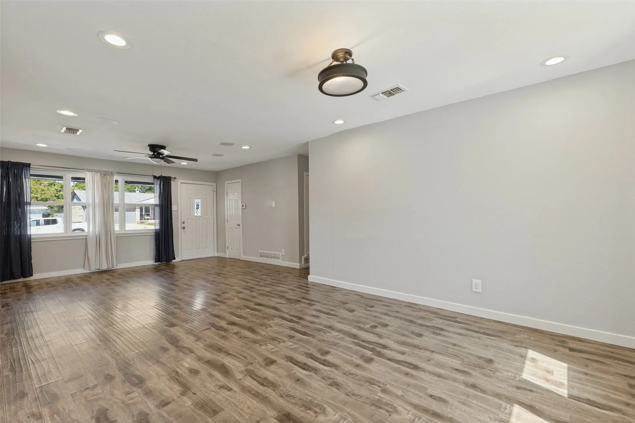 Single Family Residence For Sale in Dallas County , 8926 Clearwater Drive, Dallas, Texas 75243, 3 Bedroom, 2 Bathroom, 1 Garage spaces, 1,135 Sqft, built in 1958, mls#21407177, Real Estate Agent in Dallas, Homes For Sale in Dallas county, Homes For Sale in Dallas, Realtor in Dallas Texas, Real Estate Brokerage Independent Realty Texas, Luminita Cordes Realtor