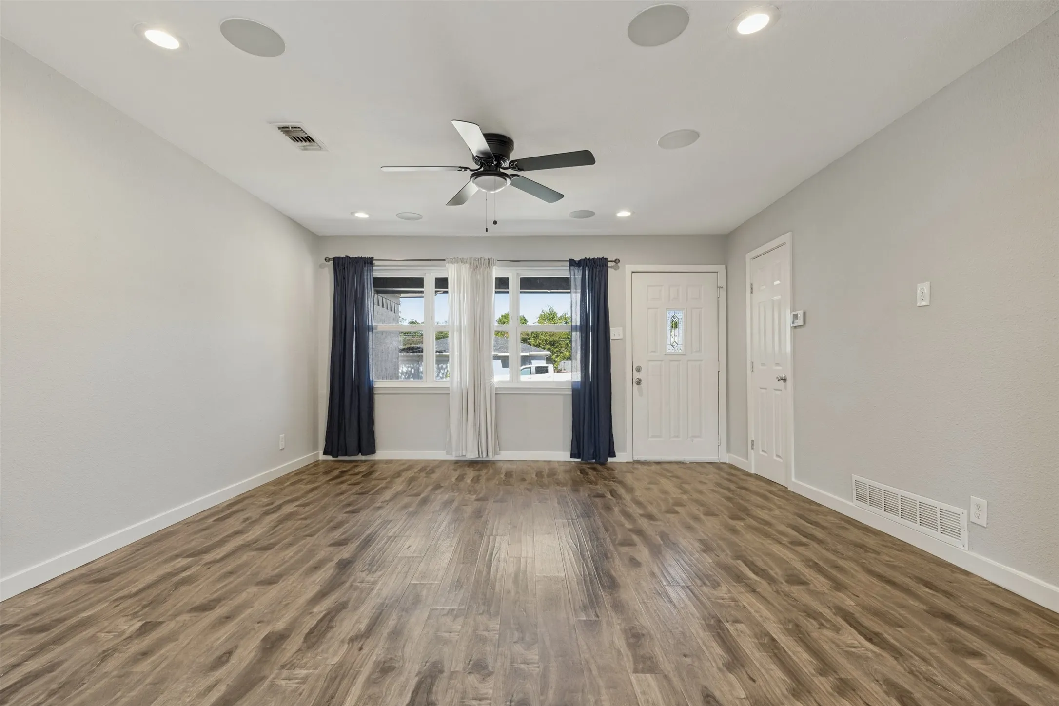 Single Family Residence For Sale in Dallas County , 8926 Clearwater Drive, Dallas, Texas 75243, 3 Bedroom, 2 Bathroom, 1 Garage spaces, 1,135 Sqft, built in 1958, mls#21407177, Real Estate Agent in Dallas, Homes For Sale in Dallas county, Homes For Sale in Dallas, Realtor in Dallas Texas, Real Estate Brokerage Independent Realty Texas, Luminita Cordes Realtor