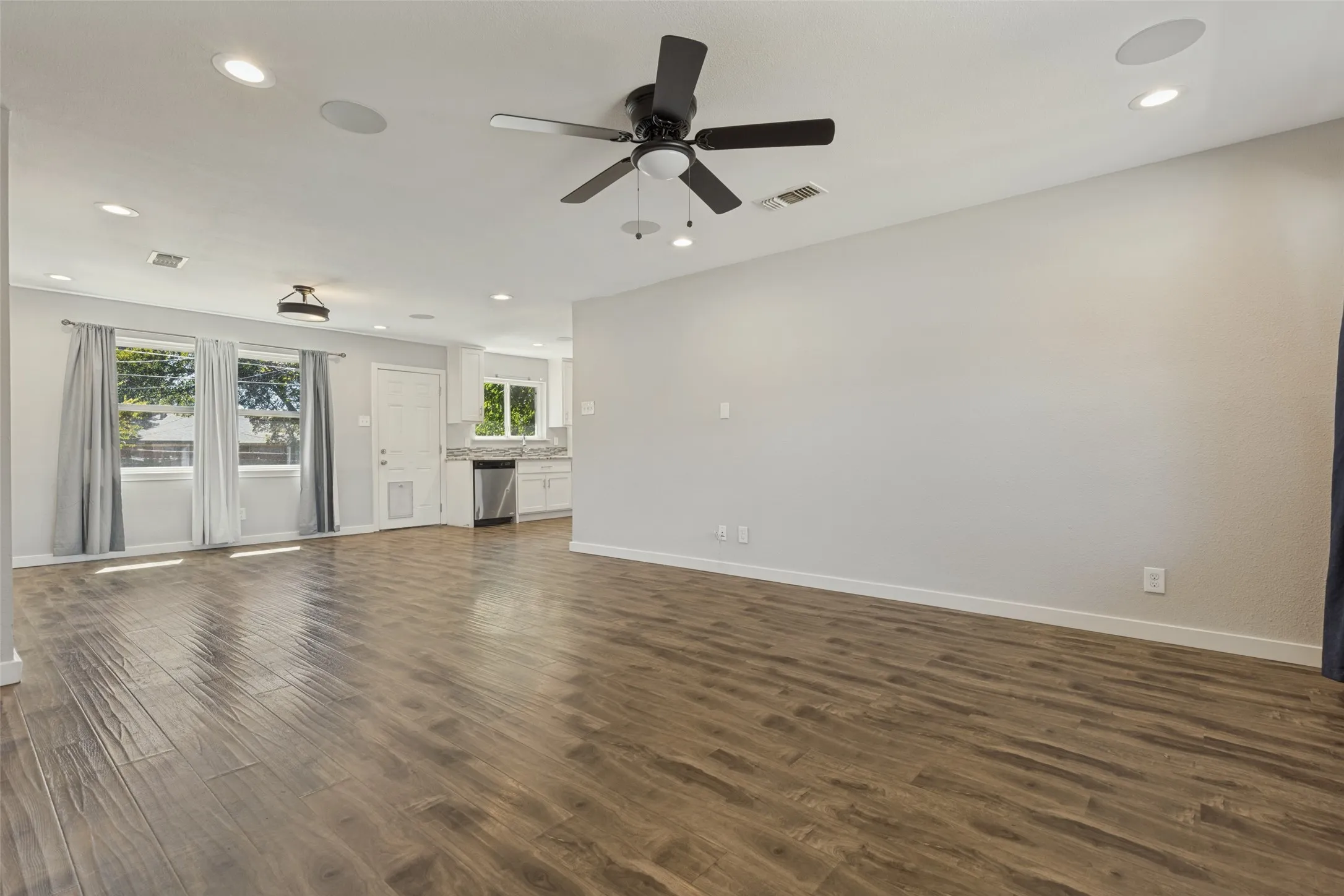 Single Family Residence For Sale in Dallas County , 8926 Clearwater Drive, Dallas, Texas 75243, 3 Bedroom, 2 Bathroom, 1 Garage spaces, 1,135 Sqft, built in 1958, mls#21407177, Real Estate Agent in Dallas, Homes For Sale in Dallas county, Homes For Sale in Dallas, Realtor in Dallas Texas, Real Estate Brokerage Independent Realty Texas, Luminita Cordes Realtor