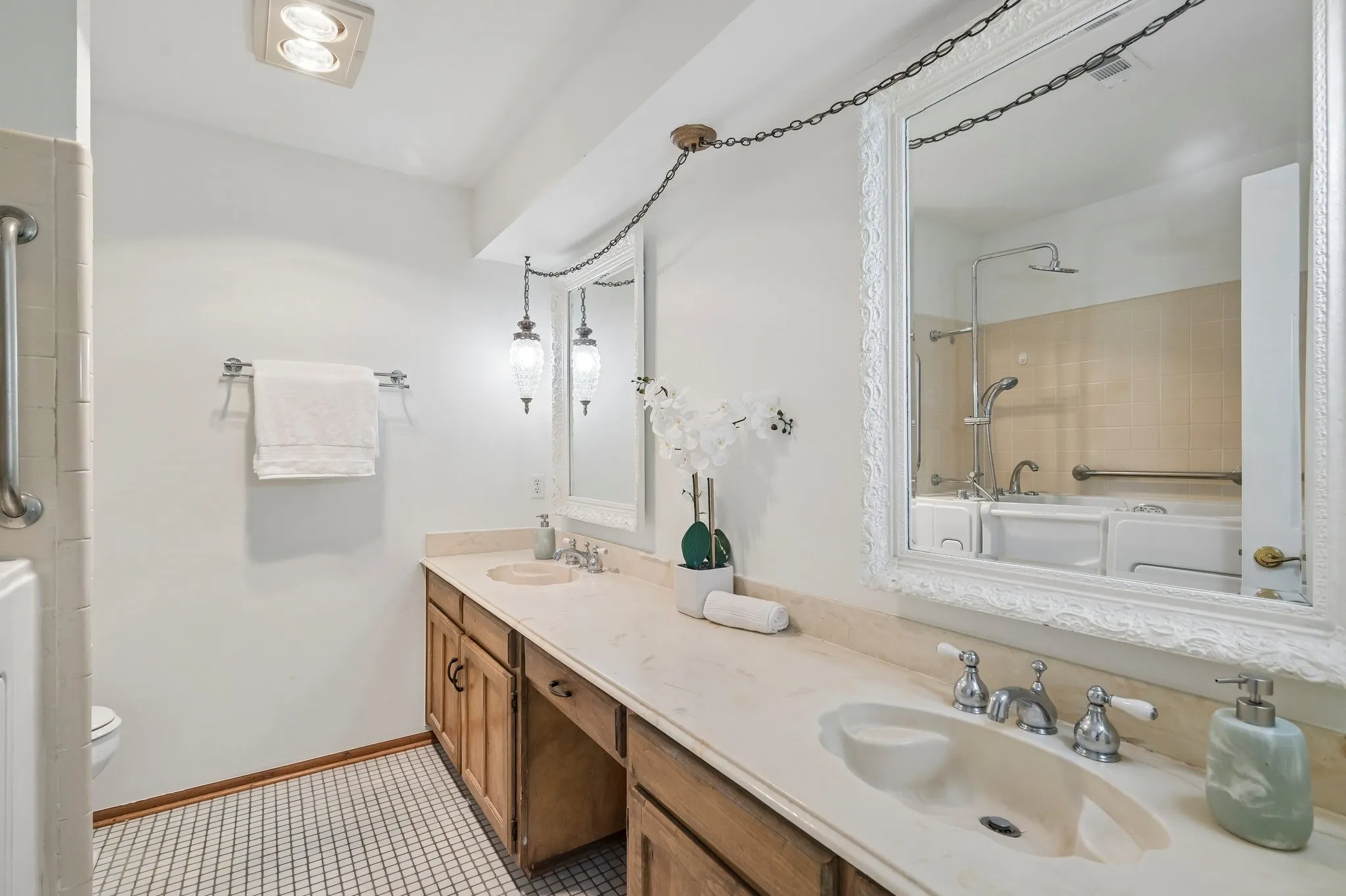 Single Family Residence For Sale in Tarrant County , 4609 Lester Drive, Arlington, Texas 76016, 3 Bedroom, 2 Bathroom, 2 Garage spaces, 1,615 Sqft, built in 1979, mls#21404895, Real Estate Agent in Arlington, Homes For Sale in Tarrant county, Homes For Sale in Arlington, Realtor in Arlington Texas, Real Estate Brokerage Independent Realty Texas, Luminita Cordes Realtor