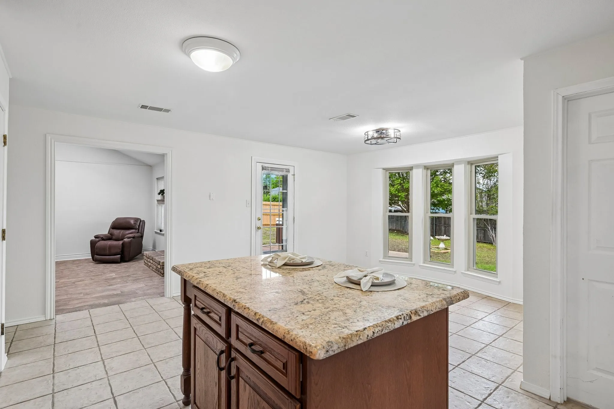 Single Family Residence For Sale in Tarrant County , 4609 Lester Drive, Arlington, Texas 76016, 3 Bedroom, 2 Bathroom, 2 Garage spaces, 1,615 Sqft, built in 1979, mls#21404895, Real Estate Agent in Arlington, Homes For Sale in Tarrant county, Homes For Sale in Arlington, Realtor in Arlington Texas, Real Estate Brokerage Independent Realty Texas, Luminita Cordes Realtor