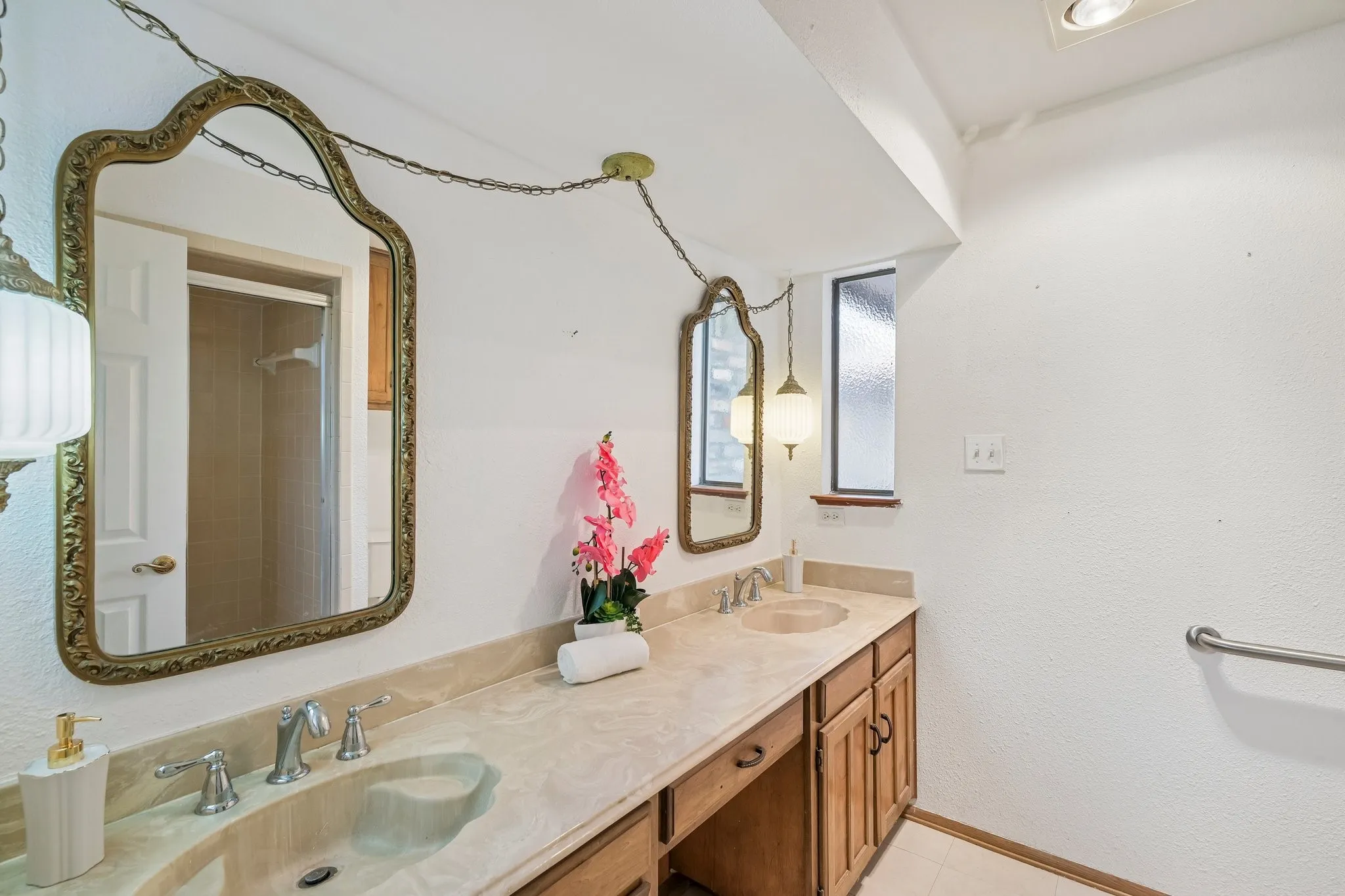 Single Family Residence For Sale in Tarrant County , 4609 Lester Drive, Arlington, Texas 76016, 3 Bedroom, 2 Bathroom, 2 Garage spaces, 1,615 Sqft, built in 1979, mls#21404895, Real Estate Agent in Arlington, Homes For Sale in Tarrant county, Homes For Sale in Arlington, Realtor in Arlington Texas, Real Estate Brokerage Independent Realty Texas, Luminita Cordes Realtor