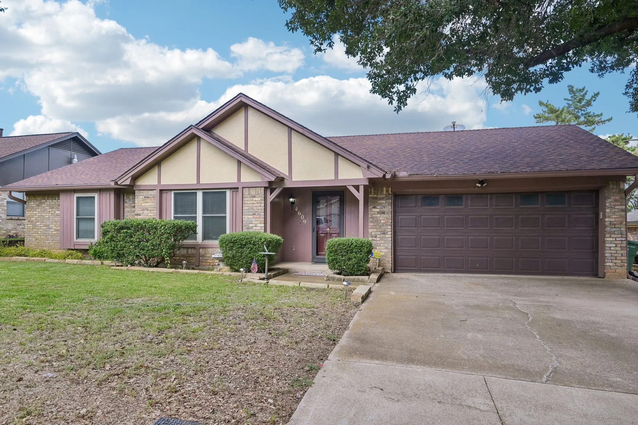Single Family Residence For Sale in Tarrant County , 4609 Lester Drive, Arlington, Texas 76016, 3 Bedroom, 2 Bathroom, 2 Garage spaces, 1,615 Sqft, built in 1979, mls#21404895, Real Estate Agent in Arlington, Homes For Sale in Tarrant county, Homes For Sale in Arlington, Realtor in Arlington Texas, Real Estate Brokerage Independent Realty Texas, Luminita Cordes Realtor