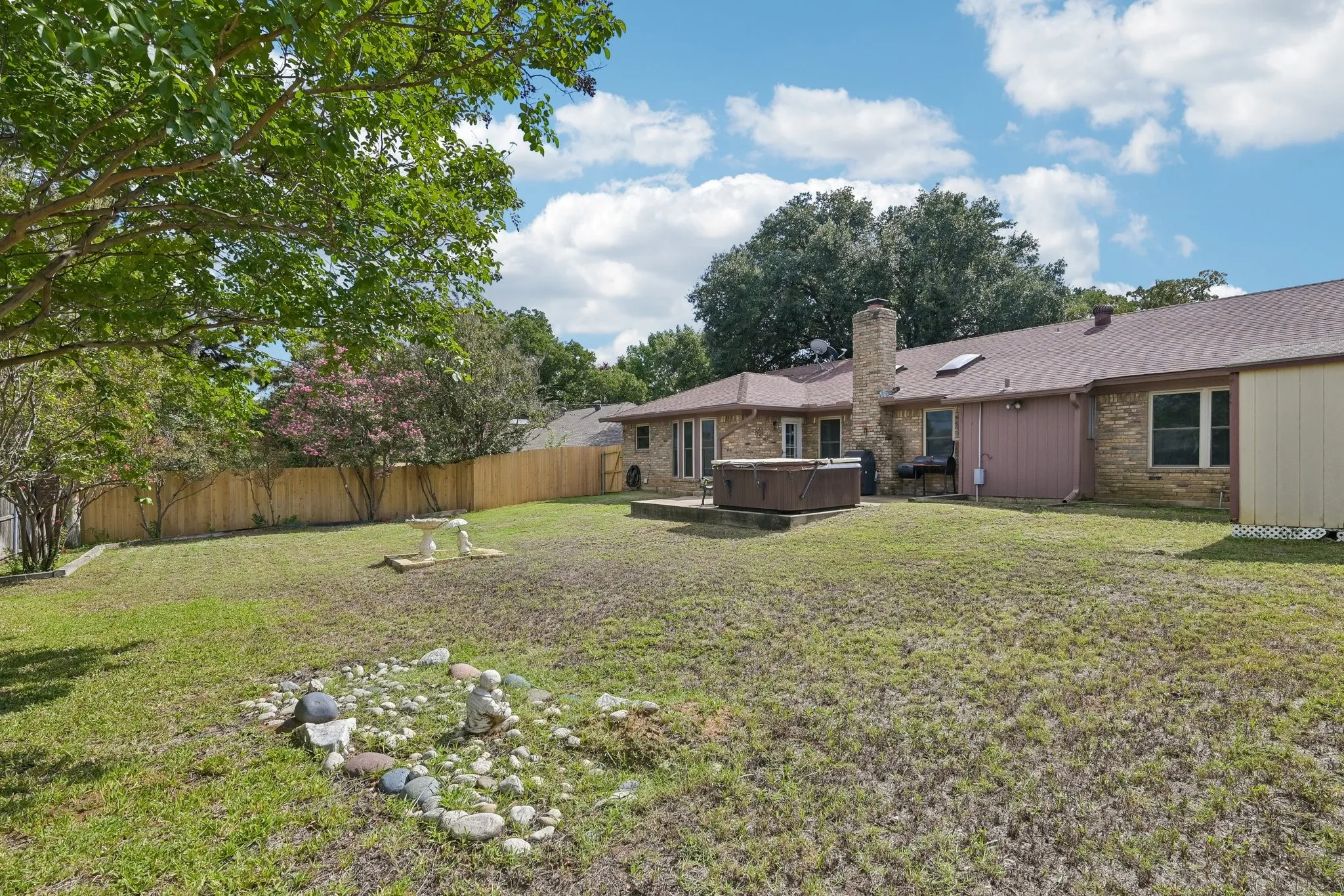Single Family Residence For Sale in Tarrant County , 4609 Lester Drive, Arlington, Texas 76016, 3 Bedroom, 2 Bathroom, 2 Garage spaces, 1,615 Sqft, built in 1979, mls#21404895, Real Estate Agent in Arlington, Homes For Sale in Tarrant county, Homes For Sale in Arlington, Realtor in Arlington Texas, Real Estate Brokerage Independent Realty Texas, Luminita Cordes Realtor