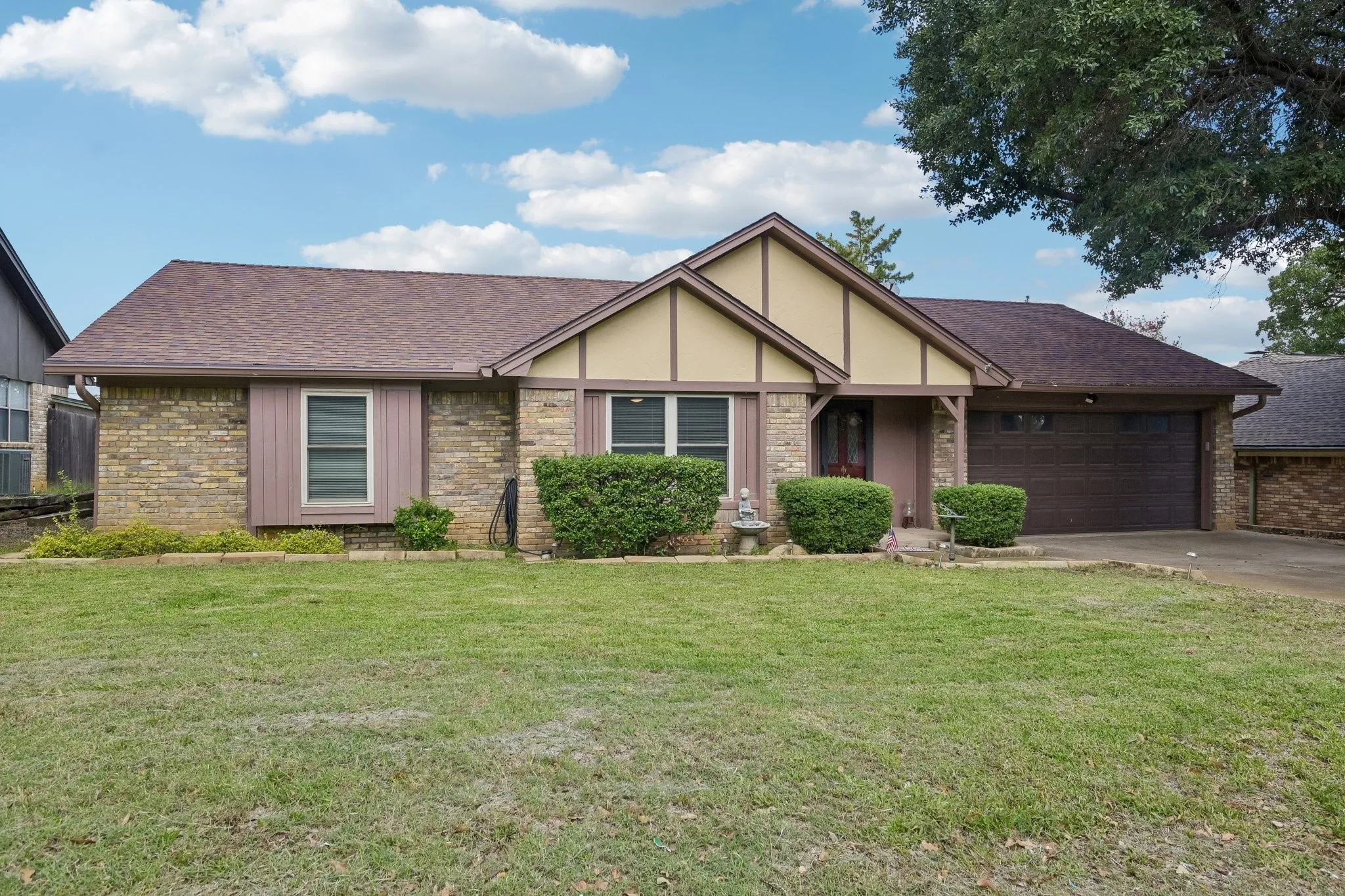 Single Family Residence For Sale in Tarrant County , 4609 Lester Drive, Arlington, Texas 76016, 3 Bedroom, 2 Bathroom, 2 Garage spaces, 1,615 Sqft, built in 1979, mls#21404895, Real Estate Agent in Arlington, Homes For Sale in Tarrant county, Homes For Sale in Arlington, Realtor in Arlington Texas, Real Estate Brokerage Independent Realty Texas, Luminita Cordes Realtor