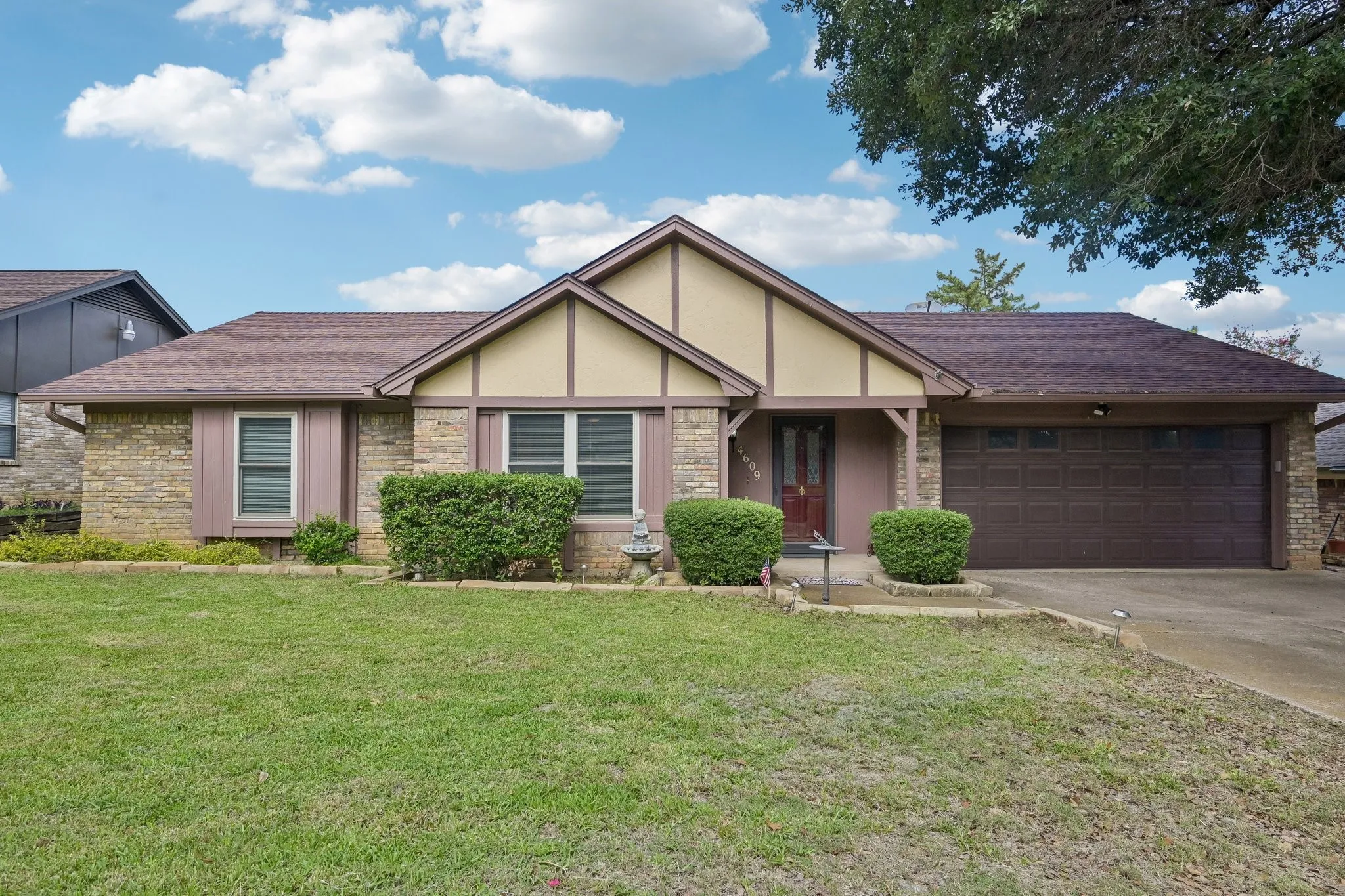 Single Family Residence For Sale in Tarrant County , 4609 Lester Drive, Arlington, Texas 76016, 3 Bedroom, 2 Bathroom, 2 Garage spaces, 1,615 Sqft, built in 1979, mls#21404895, Real Estate Agent in Arlington, Homes For Sale in Tarrant county, Homes For Sale in Arlington, Realtor in Arlington Texas, Real Estate Brokerage Independent Realty Texas, Luminita Cordes Realtor