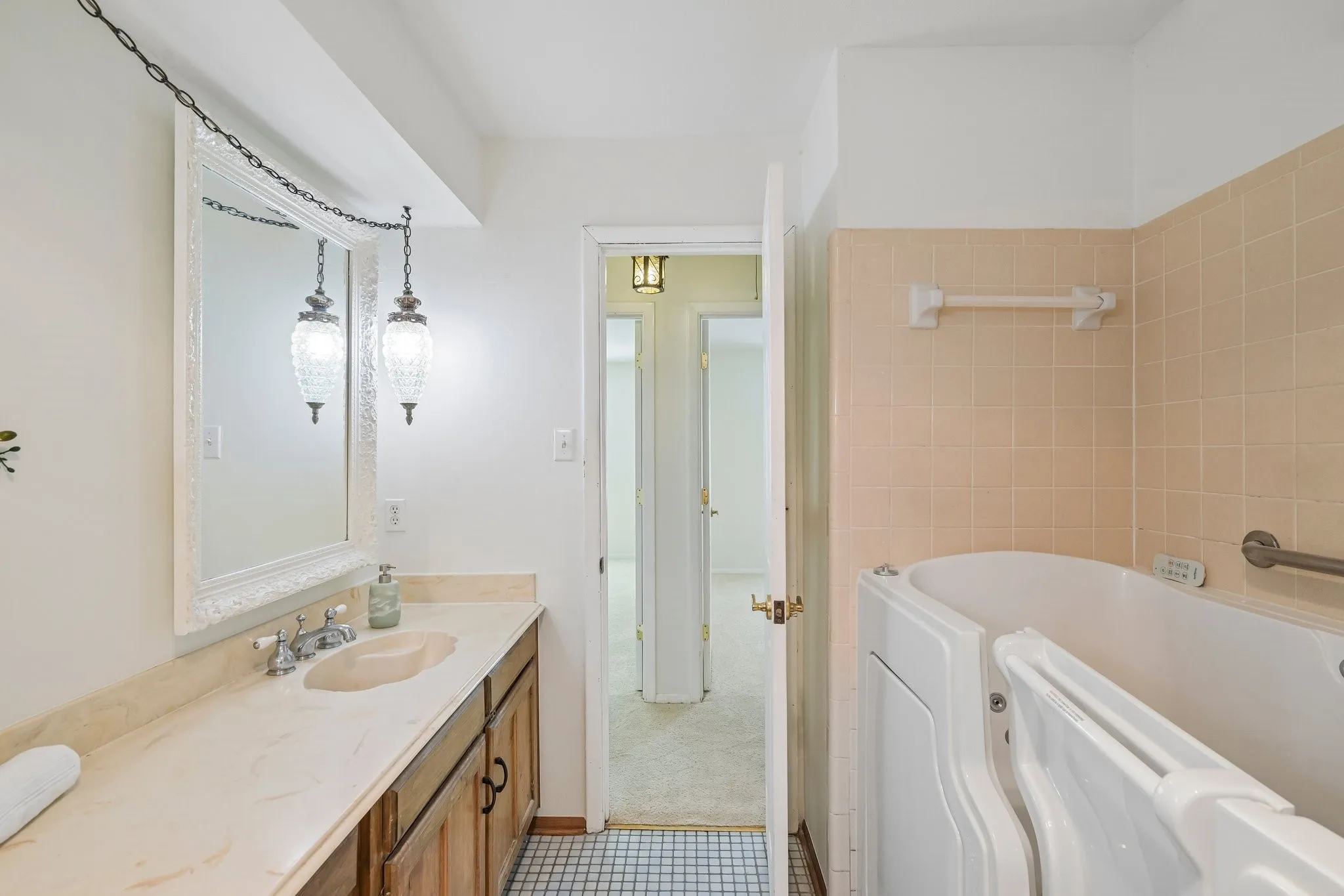 Single Family Residence For Sale in Tarrant County , 4609 Lester Drive, Arlington, Texas 76016, 3 Bedroom, 2 Bathroom, 2 Garage spaces, 1,615 Sqft, built in 1979, mls#21404895, Real Estate Agent in Arlington, Homes For Sale in Tarrant county, Homes For Sale in Arlington, Realtor in Arlington Texas, Real Estate Brokerage Independent Realty Texas, Luminita Cordes Realtor