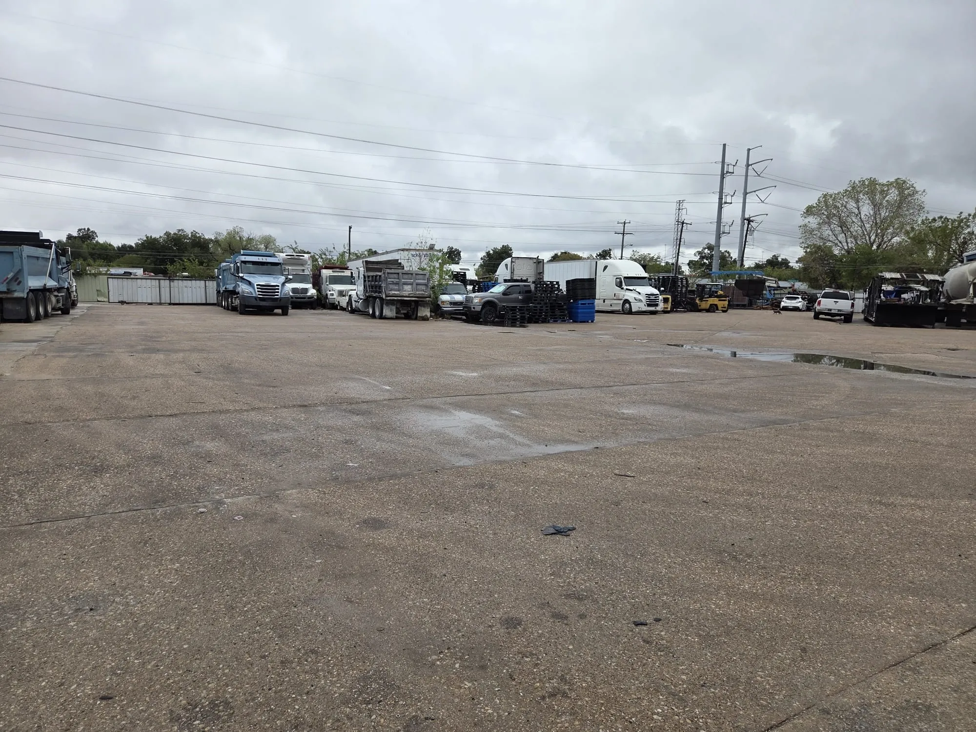 Expansive asphalt-paved lot featuring heavy-duty surfacing and open-site configuration