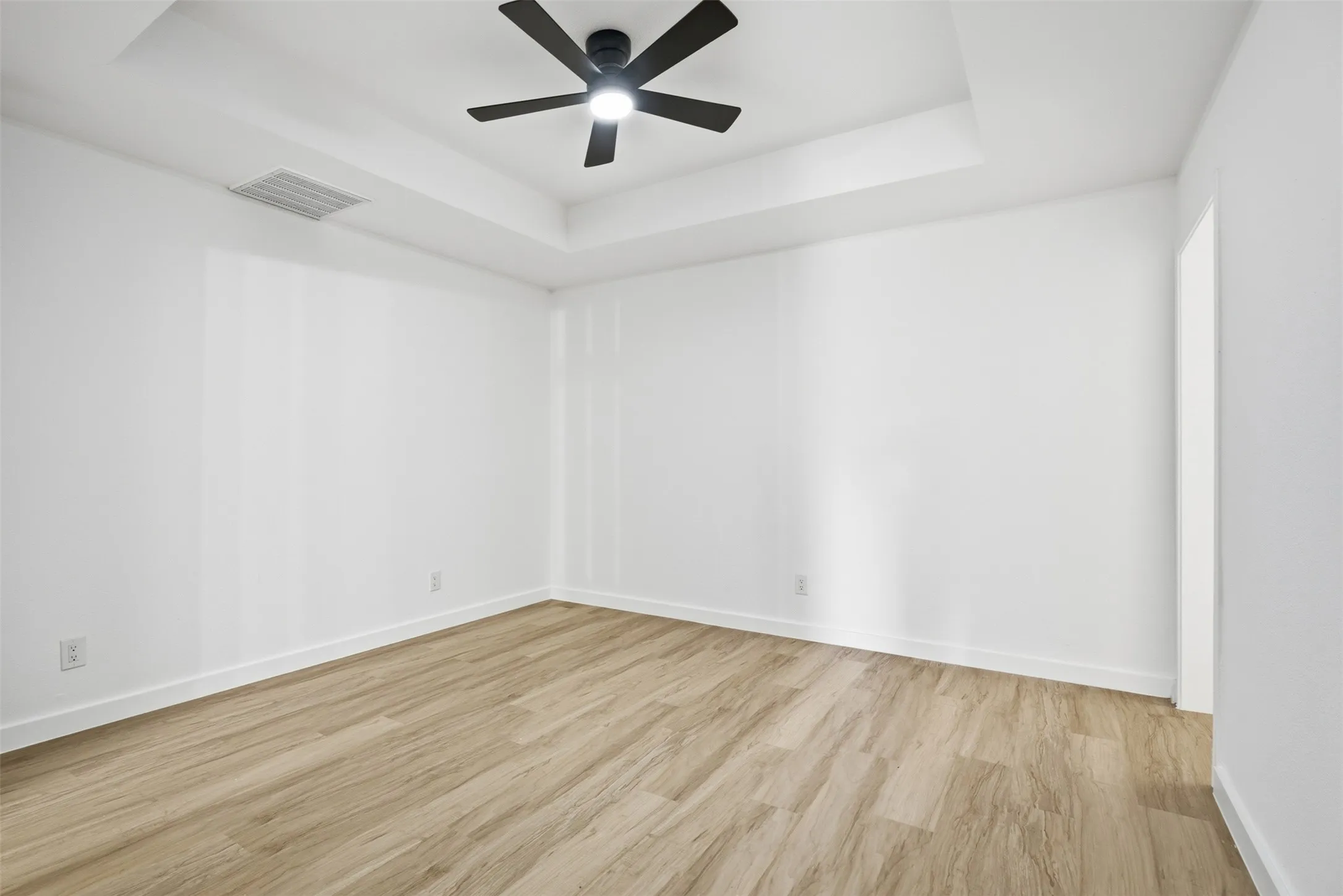 Single Family Residence For Sale in Tarrant County , 5709 Ranchogrande Drive, Arlington, Texas 76017, 3 Bedroom, 1 Bathroom, 1 Garage spaces, 1,214 Sqft, built in 1984, mls#21412274, Real Estate Agent in Arlington, Homes For Sale in Tarrant county, Homes For Sale in Arlington, Realtor in Arlington Texas, Real Estate Brokerage Independent Realty Texas, Luminita Cordes Realtor