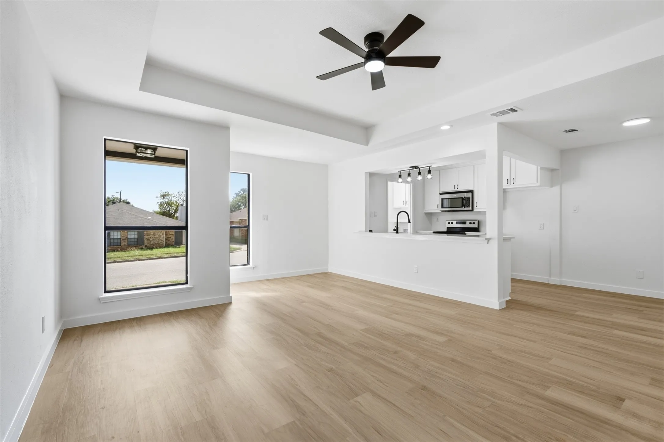 Single Family Residence For Sale in Tarrant County , 5709 Ranchogrande Drive, Arlington, Texas 76017, 3 Bedroom, 1 Bathroom, 1 Garage spaces, 1,214 Sqft, built in 1984, mls#21412274, Real Estate Agent in Arlington, Homes For Sale in Tarrant county, Homes For Sale in Arlington, Realtor in Arlington Texas, Real Estate Brokerage Independent Realty Texas, Luminita Cordes Realtor