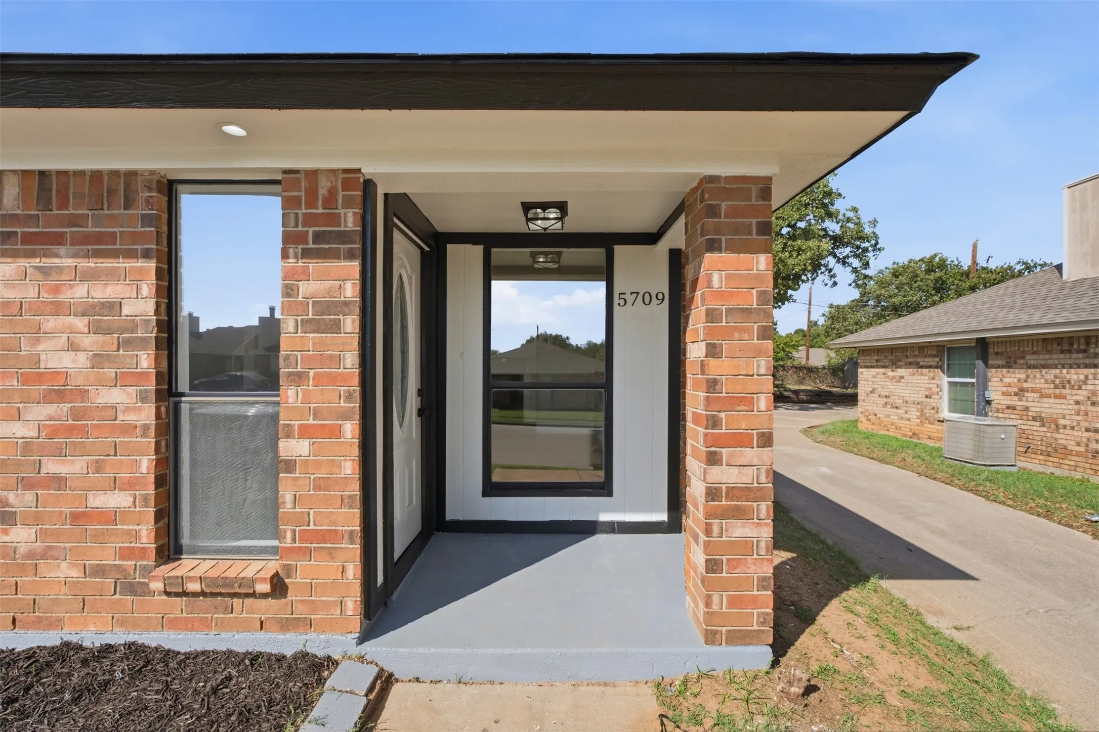 Single Family Residence For Sale in Tarrant County , 5709 Ranchogrande Drive, Arlington, Texas 76017, 3 Bedroom, 1 Bathroom, 1 Garage spaces, 1,214 Sqft, built in 1984, mls#21412274, Real Estate Agent in Arlington, Homes For Sale in Tarrant county, Homes For Sale in Arlington, Realtor in Arlington Texas, Real Estate Brokerage Independent Realty Texas, Luminita Cordes Realtor