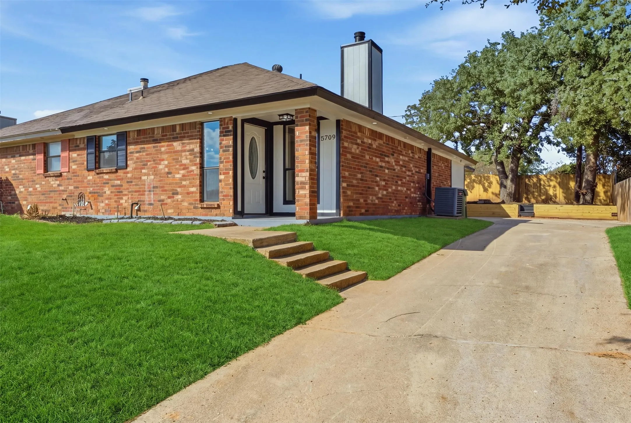 Single Family Residence For Sale in Tarrant County , 5709 Ranchogrande Drive, Arlington, Texas 76017, 3 Bedroom, 1 Bathroom, 1 Garage spaces, 1,214 Sqft, built in 1984, mls#21412274, Real Estate Agent in Arlington, Homes For Sale in Tarrant county, Homes For Sale in Arlington, Realtor in Arlington Texas, Real Estate Brokerage Independent Realty Texas, Luminita Cordes Realtor