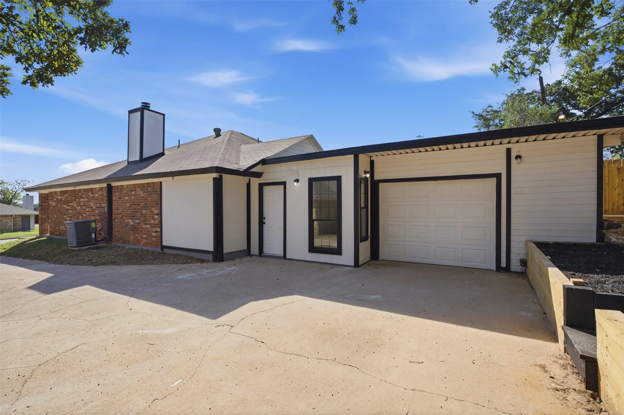 Single Family Residence For Sale in Tarrant County , 5709 Ranchogrande Drive, Arlington, Texas 76017, 3 Bedroom, 1 Bathroom, 1 Garage spaces, 1,214 Sqft, built in 1984, mls#21412274, Real Estate Agent in Arlington, Homes For Sale in Tarrant county, Homes For Sale in Arlington, Realtor in Arlington Texas, Real Estate Brokerage Independent Realty Texas, Luminita Cordes Realtor