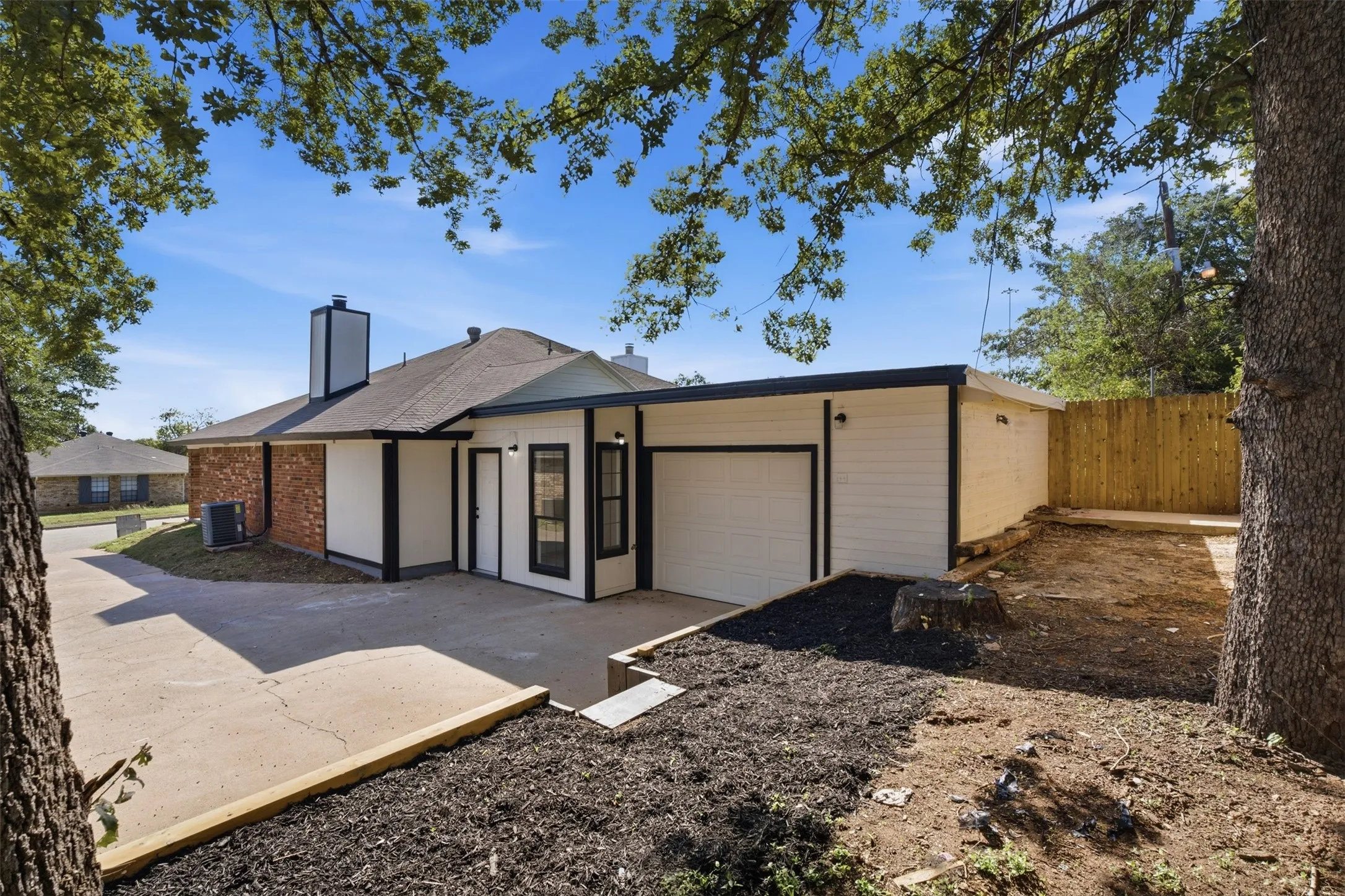 Single Family Residence For Sale in Tarrant County , 5709 Ranchogrande Drive, Arlington, Texas 76017, 3 Bedroom, 1 Bathroom, 1 Garage spaces, 1,214 Sqft, built in 1984, mls#21412274, Real Estate Agent in Arlington, Homes For Sale in Tarrant county, Homes For Sale in Arlington, Realtor in Arlington Texas, Real Estate Brokerage Independent Realty Texas, Luminita Cordes Realtor