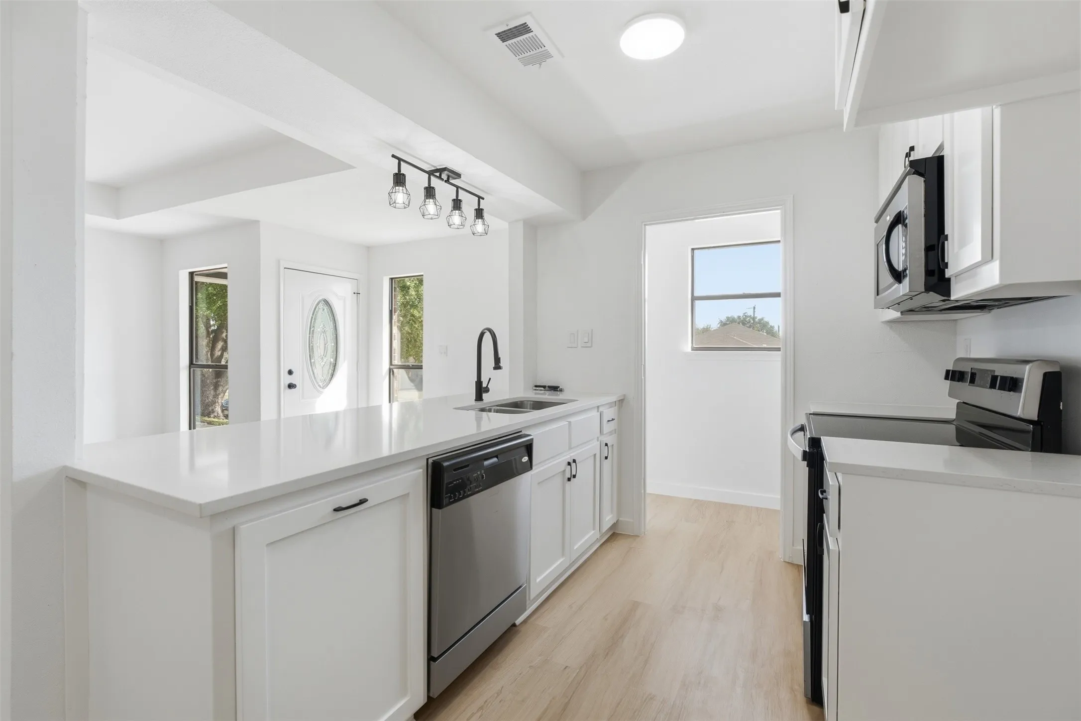 Single Family Residence For Sale in Tarrant County , 5709 Ranchogrande Drive, Arlington, Texas 76017, 3 Bedroom, 1 Bathroom, 1 Garage spaces, 1,214 Sqft, built in 1984, mls#21412274, Real Estate Agent in Arlington, Homes For Sale in Tarrant county, Homes For Sale in Arlington, Realtor in Arlington Texas, Real Estate Brokerage Independent Realty Texas, Luminita Cordes Realtor