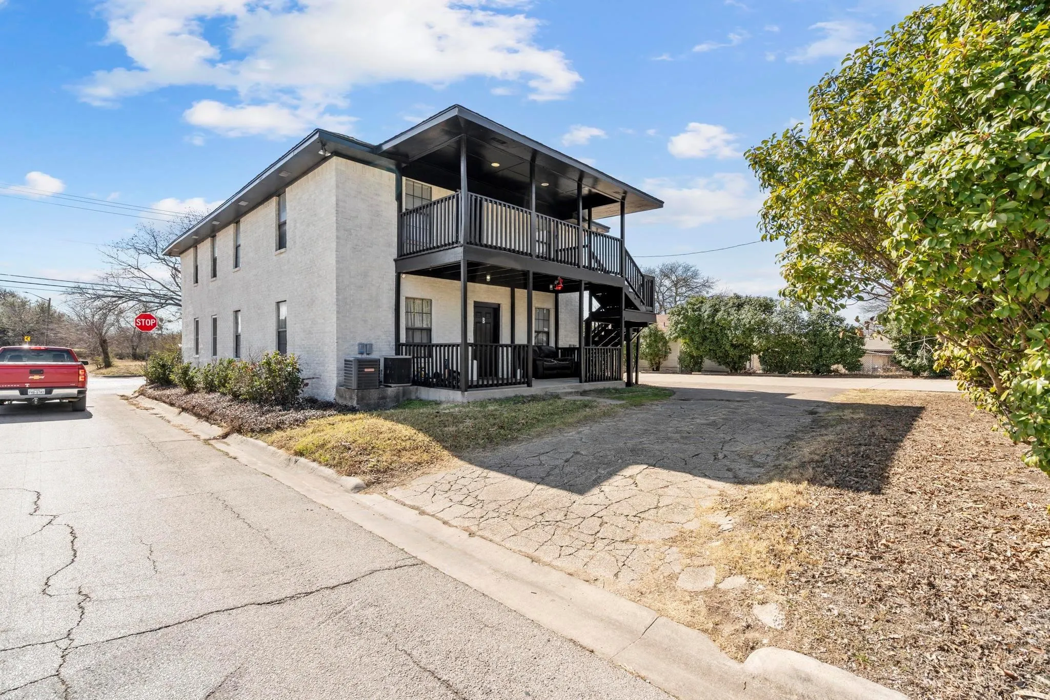 Apartment For Rent in Denton County , 1029 E Hickory Street b, Denton, Texas 76205, 2 Bedroom, 1 Bathroom, Garage spaces, 680 Sqft, built in 1940, mls#21412279, Real Estate Agent in Denton, Homes For Rent in Denton county, Homes For Rent in Denton, Realtor in Denton Texas, Real Estate Brokerage Independent Realty Texas, Luminita Cordes Realtor