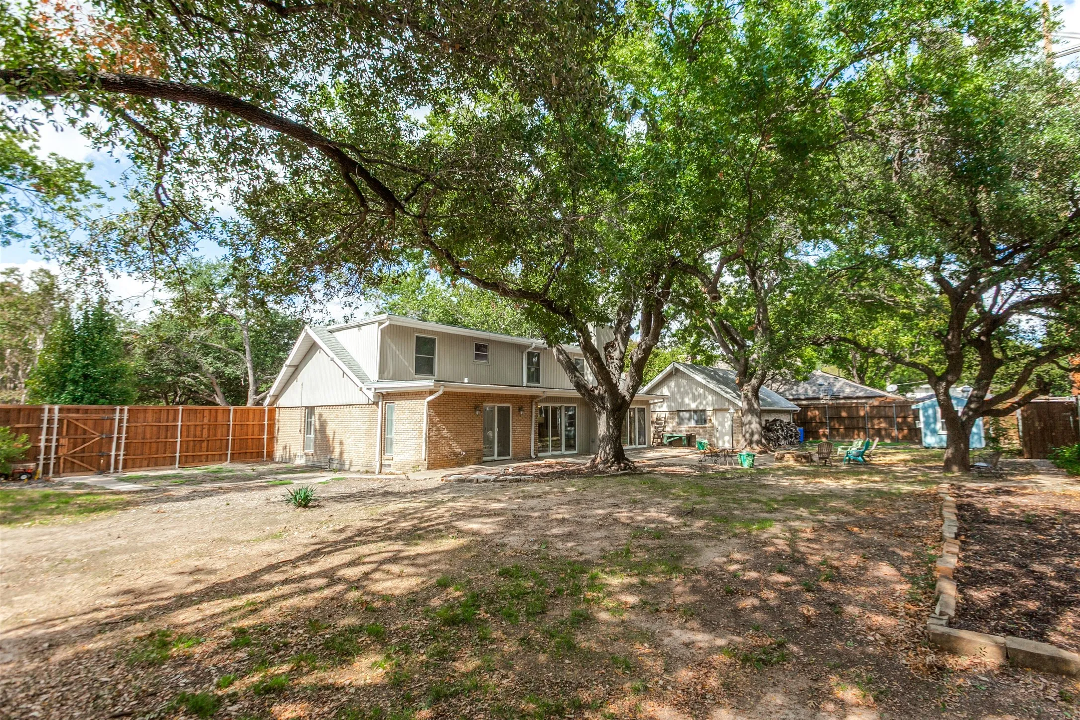 Single Family Residence For Sale in Dallas County , 100 N Gentle Drive, Richardson, Texas 75080, 3 Bedroom, 3 Bathroom, 2 Garage spaces, 3,166 Sqft, built in 1960, mls#21412282, Real Estate Agent in Richardson, Homes For Sale in Dallas county, Homes For Sale in Richardson, Realtor in Richardson Texas, Real Estate Brokerage Independent Realty Texas, Luminita Cordes Realtor
