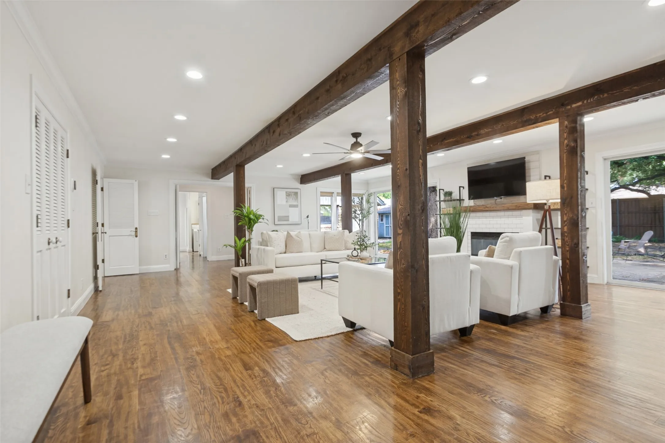 Single Family Residence For Sale in Dallas County , 100 N Gentle Drive, Richardson, Texas 75080, 3 Bedroom, 3 Bathroom, 2 Garage spaces, 3,166 Sqft, built in 1960, mls#21412282, Real Estate Agent in Richardson, Homes For Sale in Dallas county, Homes For Sale in Richardson, Realtor in Richardson Texas, Real Estate Brokerage Independent Realty Texas, Luminita Cordes Realtor
