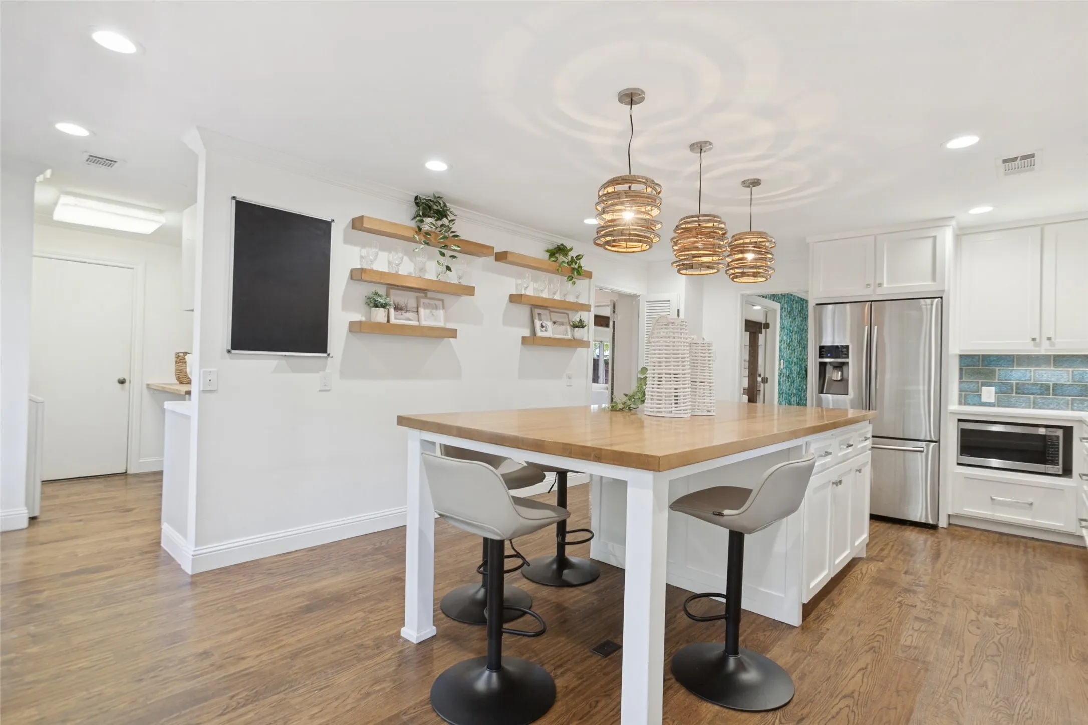 Single Family Residence For Sale in Dallas County , 100 N Gentle Drive, Richardson, Texas 75080, 3 Bedroom, 3 Bathroom, 2 Garage spaces, 3,166 Sqft, built in 1960, mls#21412282, Real Estate Agent in Richardson, Homes For Sale in Dallas county, Homes For Sale in Richardson, Realtor in Richardson Texas, Real Estate Brokerage Independent Realty Texas, Luminita Cordes Realtor